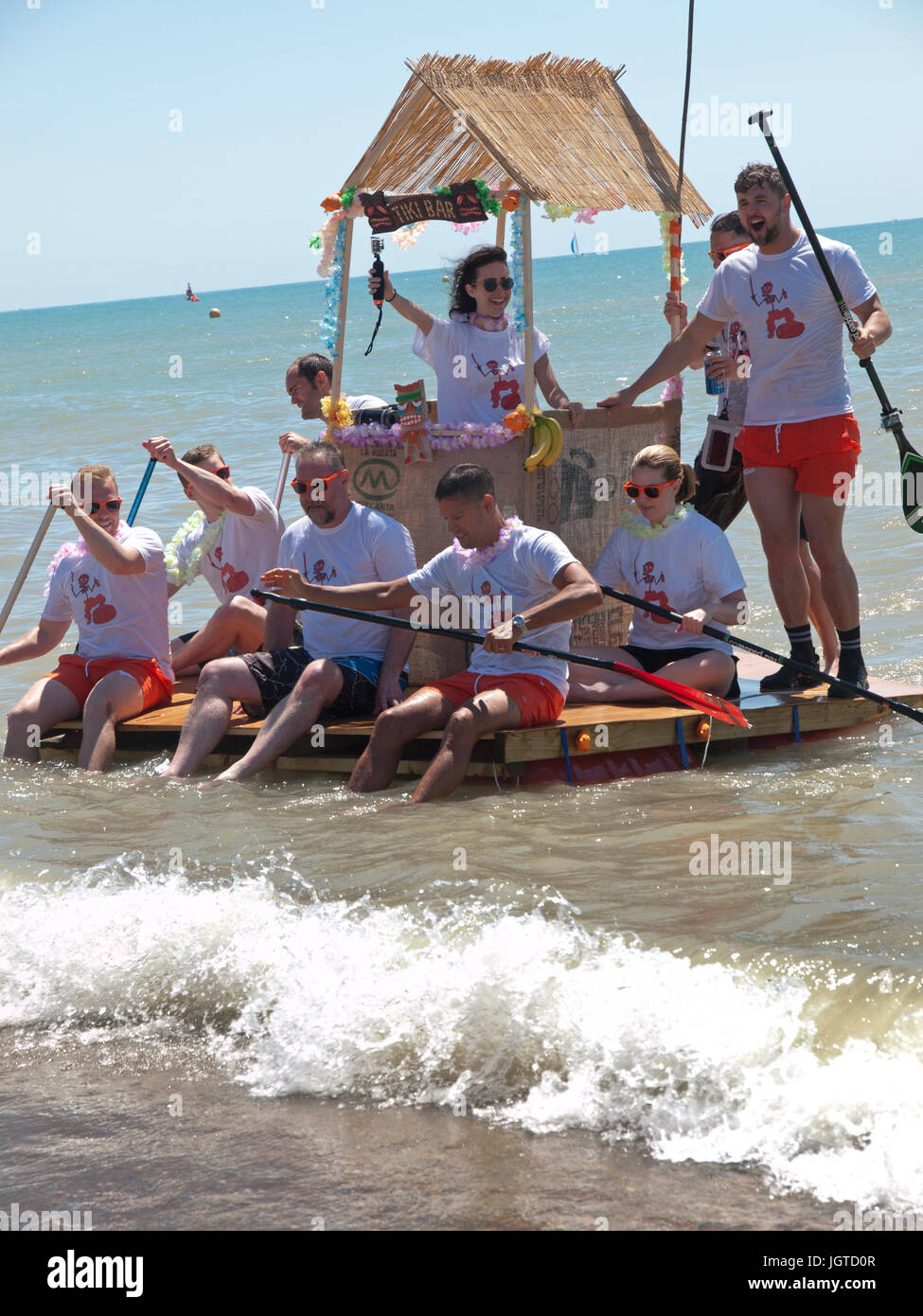 Eine Strandbar unter dem Motto Floß in die Paddel um The Pier-Veranstaltung, statt jedes Jahr in Brighton Stockfoto Eine Strandbar unter dem Motto Floß in die Paddel um The Pier-Veranstaltung, statt jedes Jahr in Brighton Stockfoto