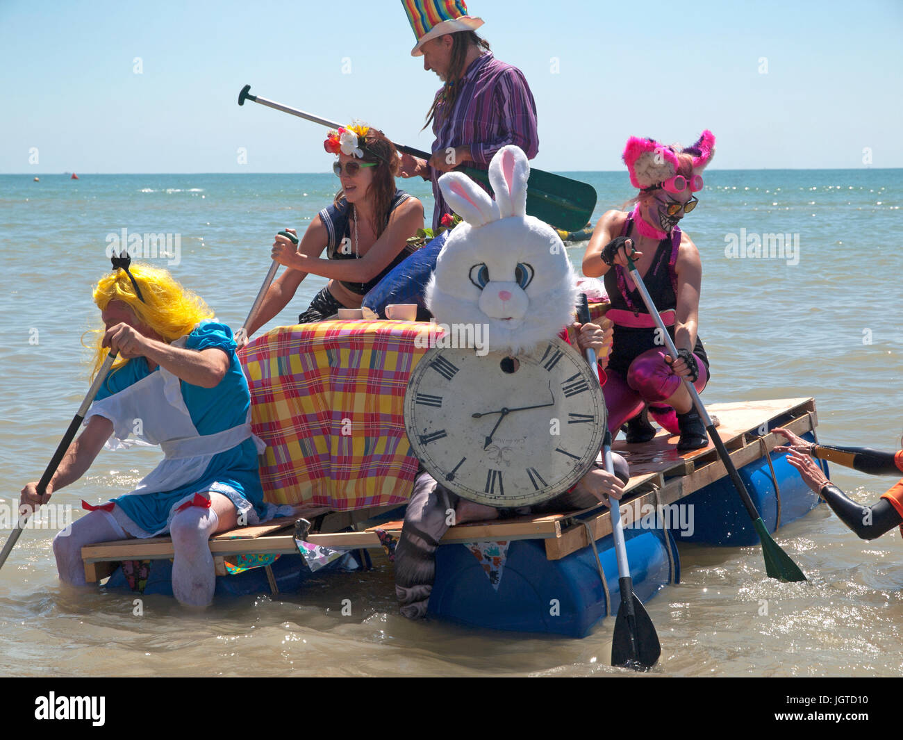 Alice im Wunderland Thema Floß in die Paddel um The Pier-Veranstaltung statt in Brighton Stockfoto
