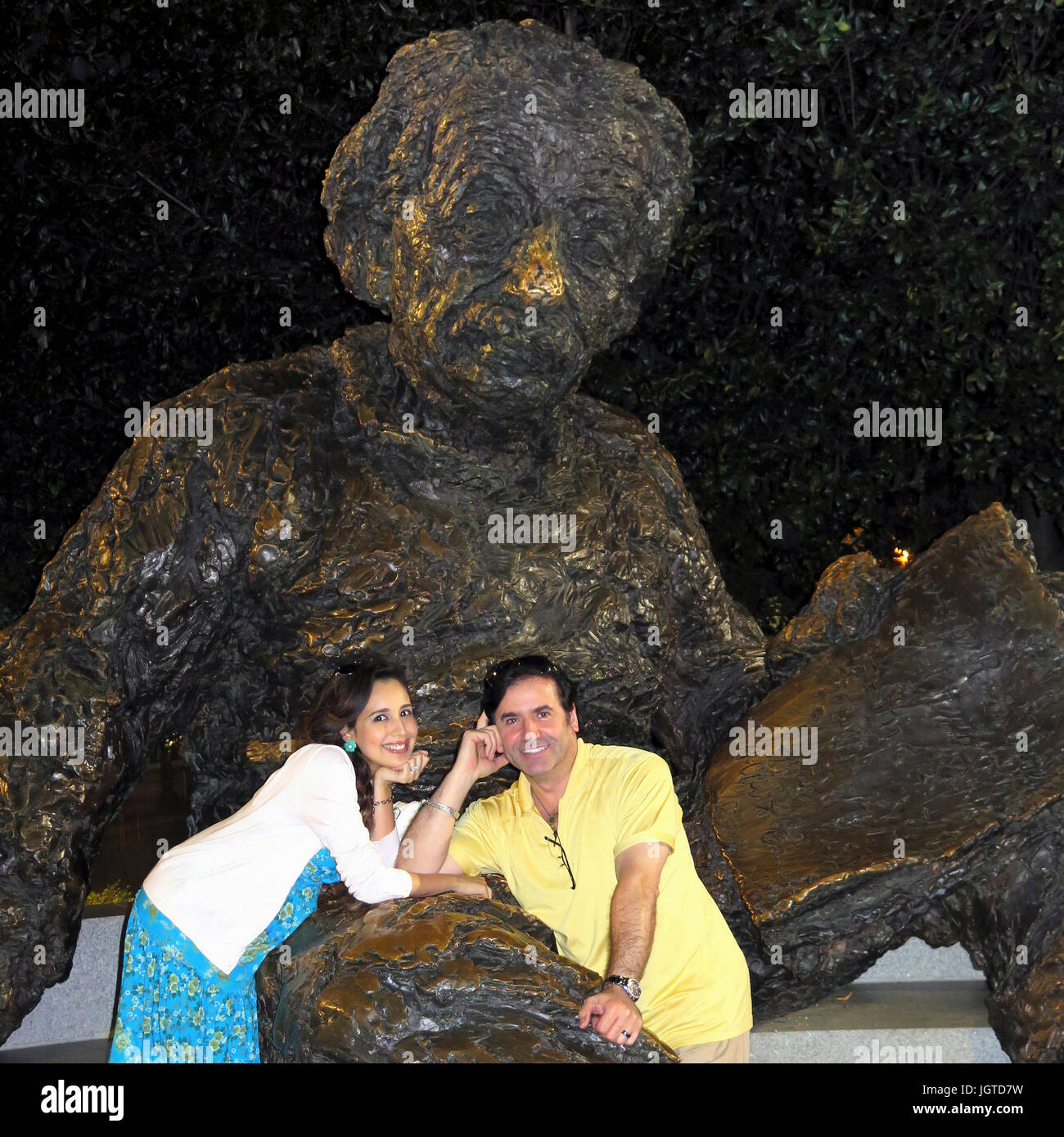 Paar / Touristen besuchen das Albert-Einstein-Memorial in Washington, D.C. bei Nacht - The Albert Einstein Memorial ist eine monumentale Bronzestatue. Stockfoto Paar / Touristen besuchen das Albert-Einstein-Memorial in Washington, D.C. bei Nacht - The Albert Einstein Memorial ist eine monumentale Bronzestatue. Stockfoto