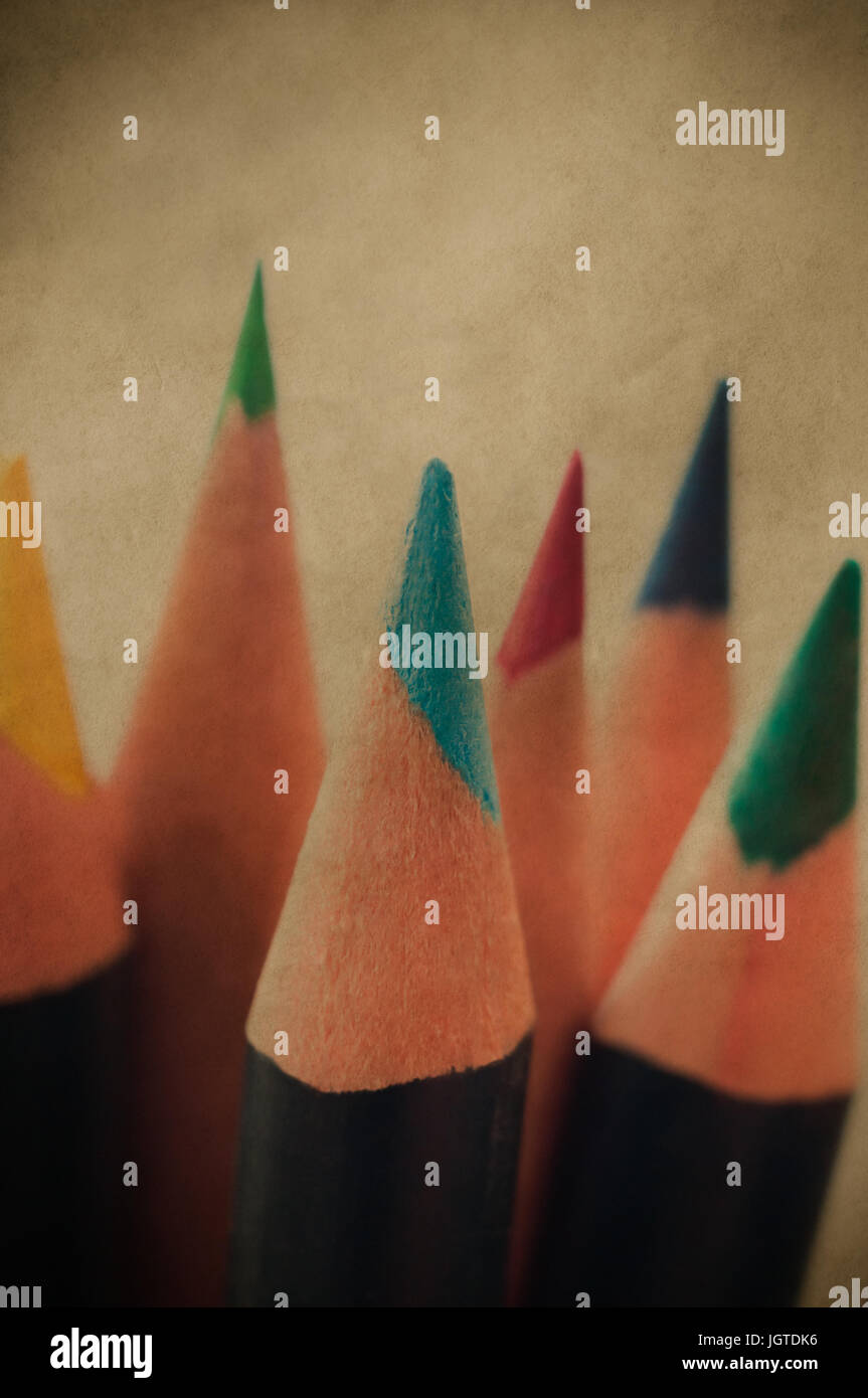 Nahaufnahme von bunten Kunst Bleistifte mit Spitzen nach oben.  Retro-Stil Bild. Stockfoto