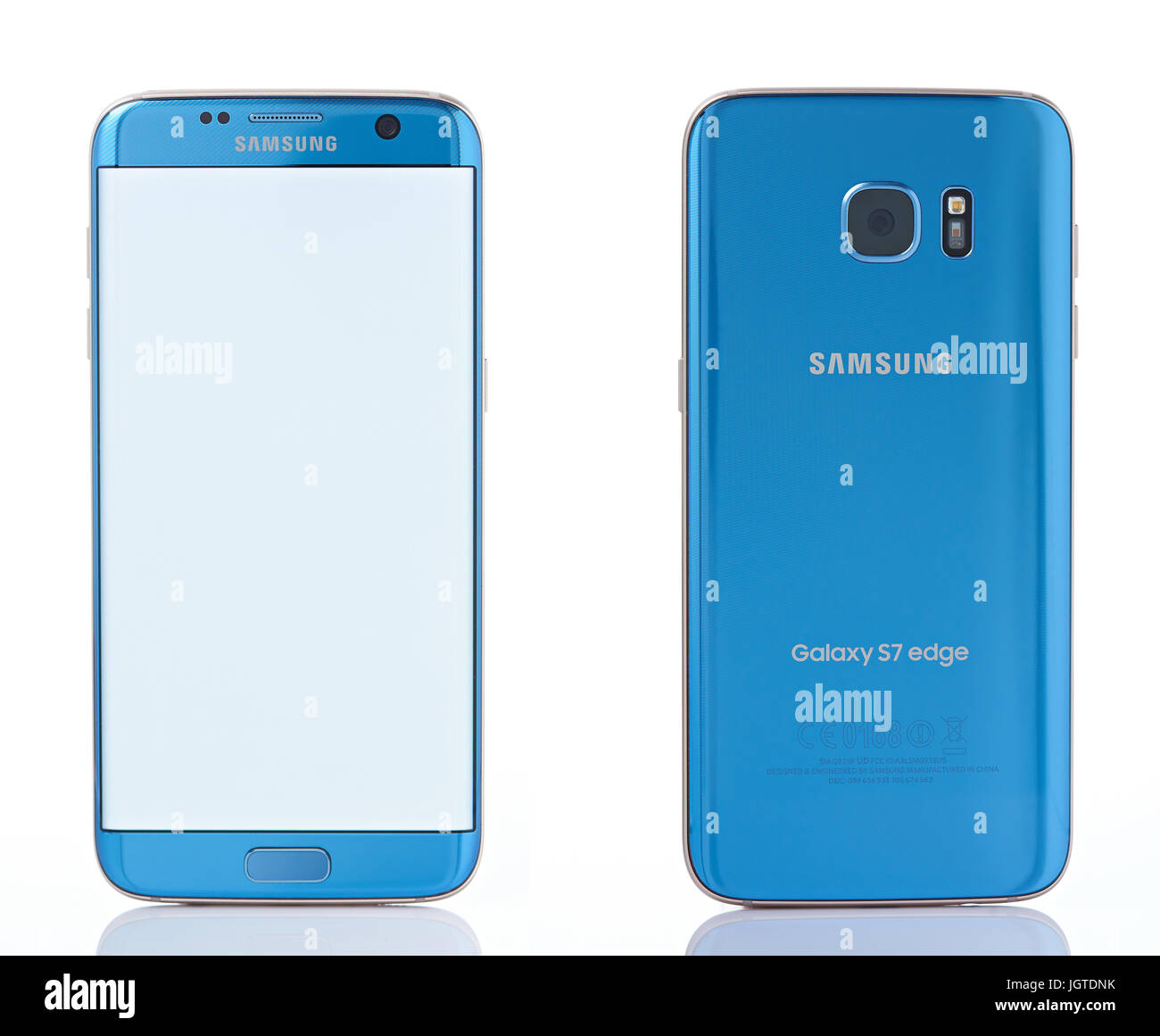 New York, USA – 7. Juli 2017: Rücken und Vorderansicht des blauen Smartphone Samsung Galaxy S7 Rand isoliert auf weißem Hintergrund Stockfoto