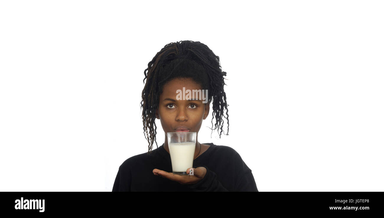 Teenager-Mädchen Trinkmilch Stockfoto