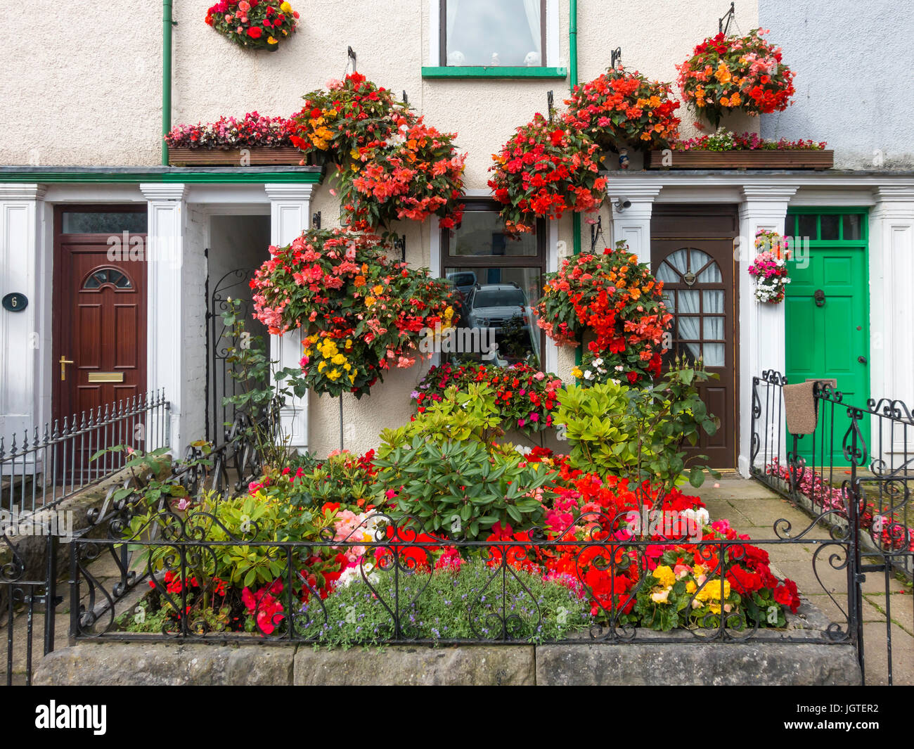 Eine brillante Darstellung von bunten Sommerblumen in den Vorgarten Reihenhaus in Ulverston Cumbria England UK Stockfoto