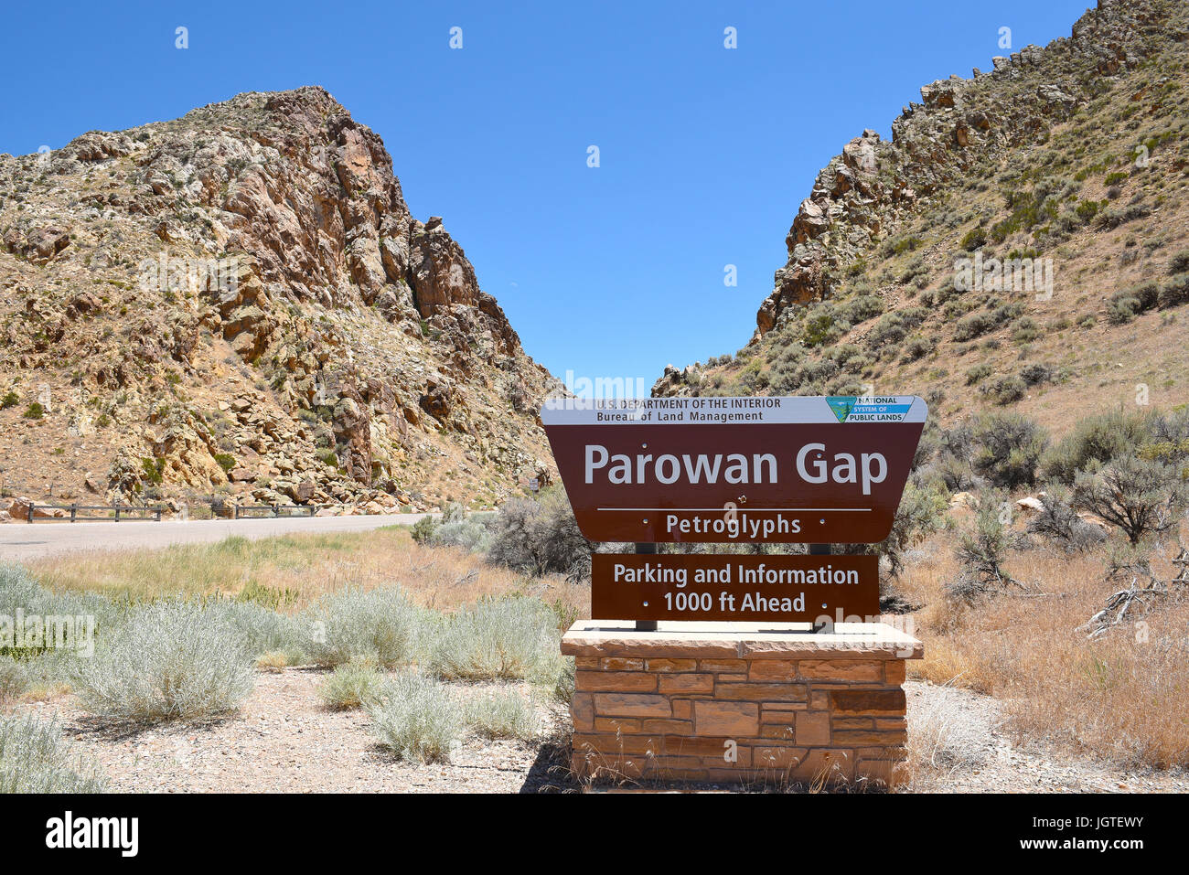 PAROWAN, Utah - 29. JUNI 2017: Parowan Lücke unterzeichnen. Am Rande des trockenen wenig Salz See, liegt eine natürliche Lücke in den Bergen, mit Hunderten abgedeckt o Stockfoto