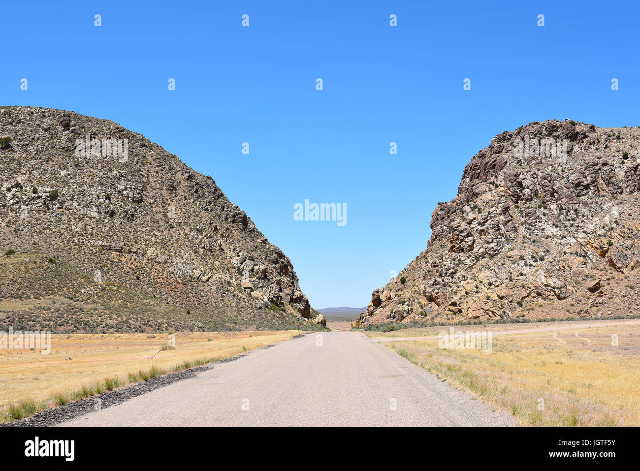 Am Rande des trockenen wenig Salz See, liegt eine natürliche Lücke in den Bergen, mit Hunderten von petroglyphen und Dinosaurierspuren abgedeckt. Stockfoto