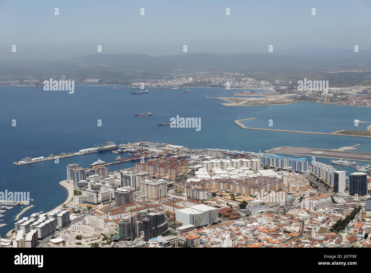 Blick über Gibraltar und die Bucht von Gibraltar von der Spitze des Felsens Stockfoto