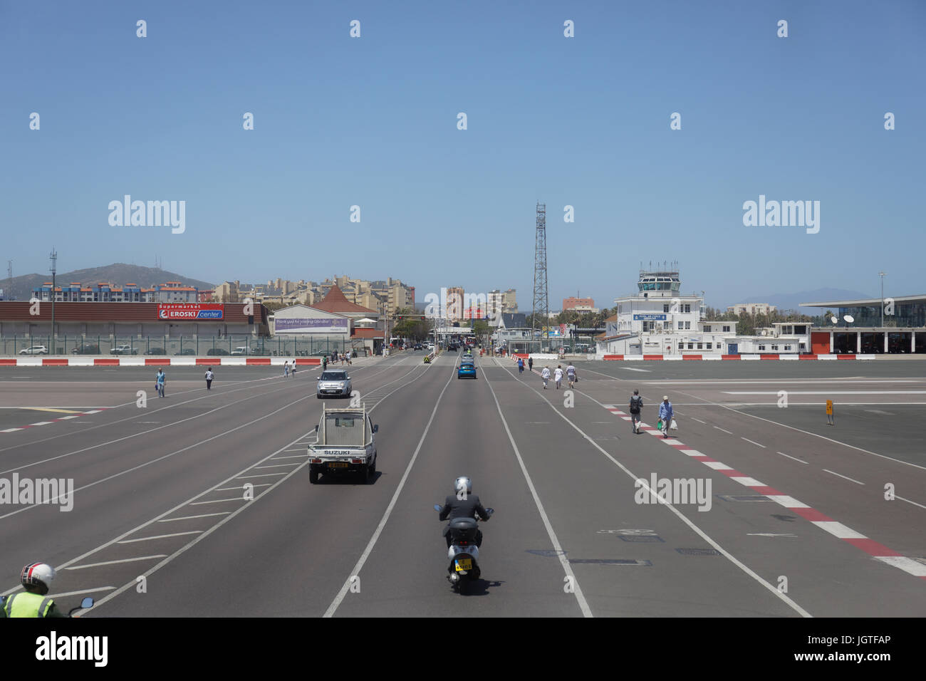 Gibraltar ist der einzige öffentliche Strasse der Welt, die eine aktive Landebahn kreuzt Stockfoto