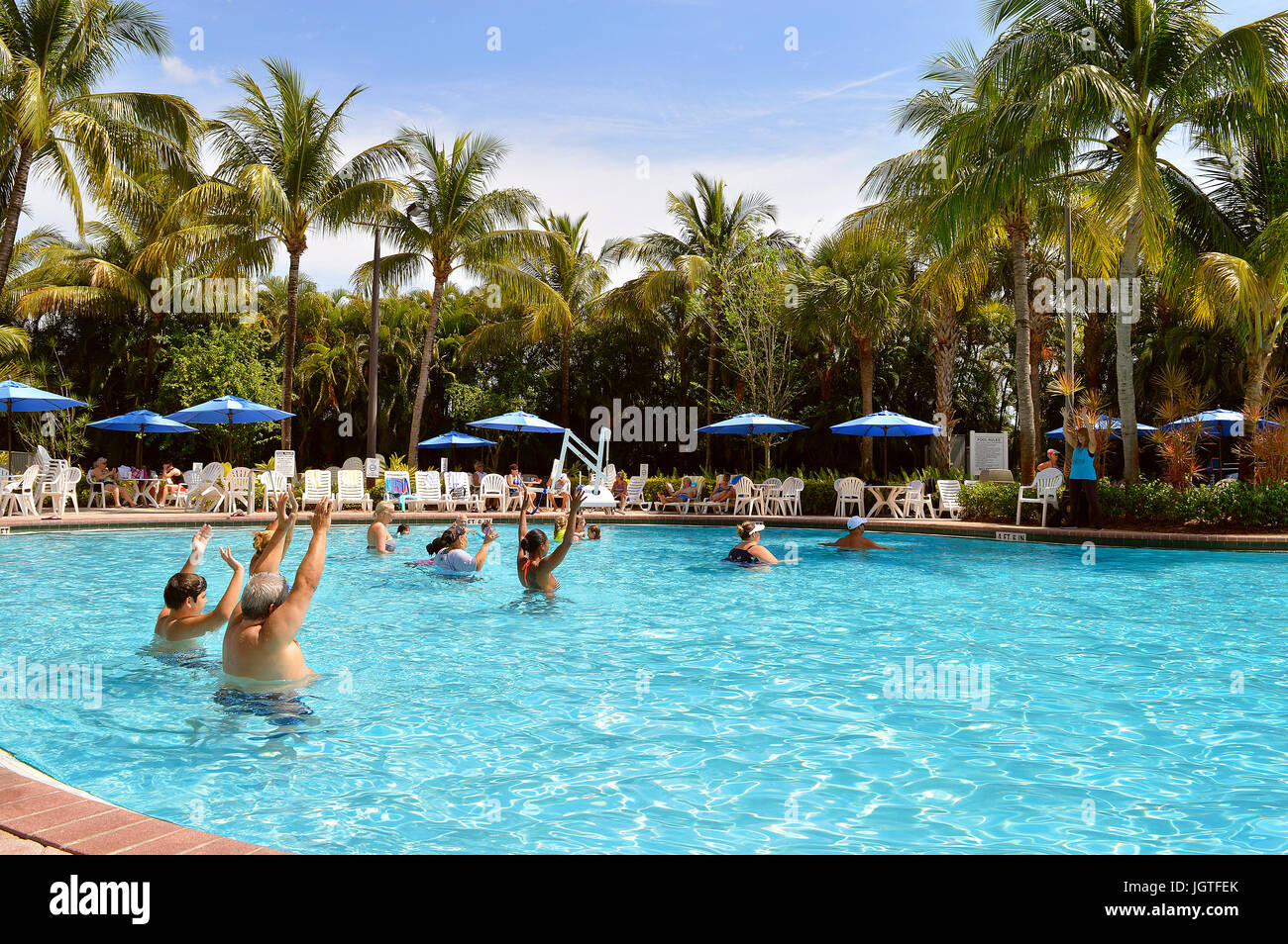 Aqua Zumba im Schwimmbad im Vacation Village Stockfoto
