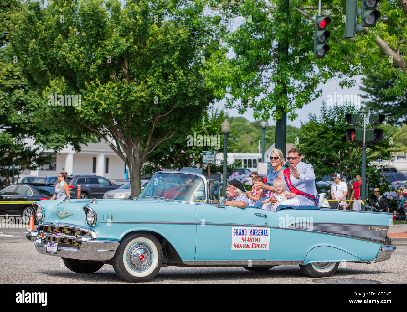 Grand Marshall, Bürgermeister Mark Epley Reiten in der Rücken von einem 1950er Jahre Ära Chevy in den vierten Juli parade in Southampton, ny Juli 2017 Stockfoto