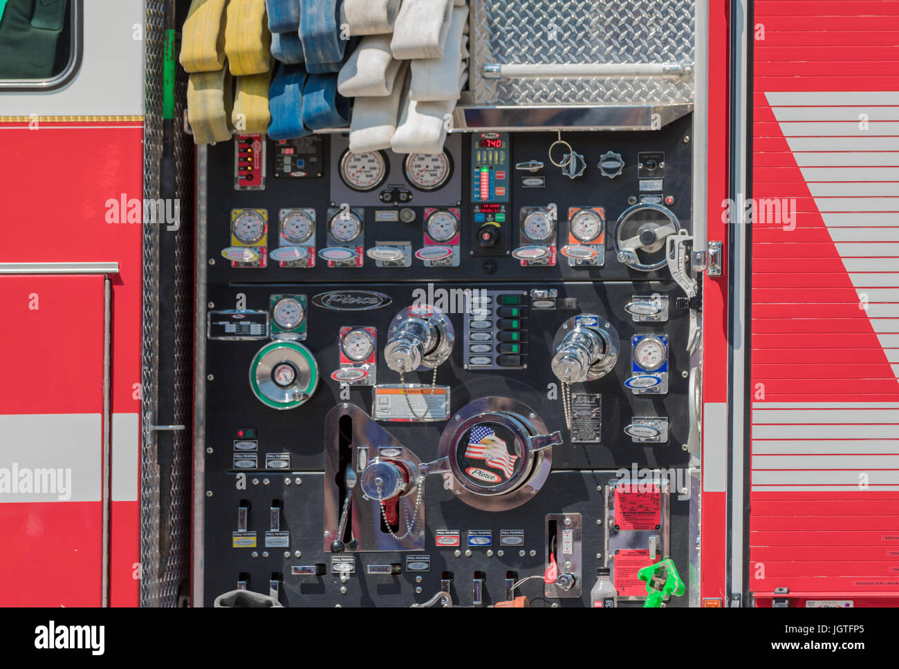 Detail der Messgeräte und Zifferblätter auf einem großen Feuerwehrauto Stockfoto