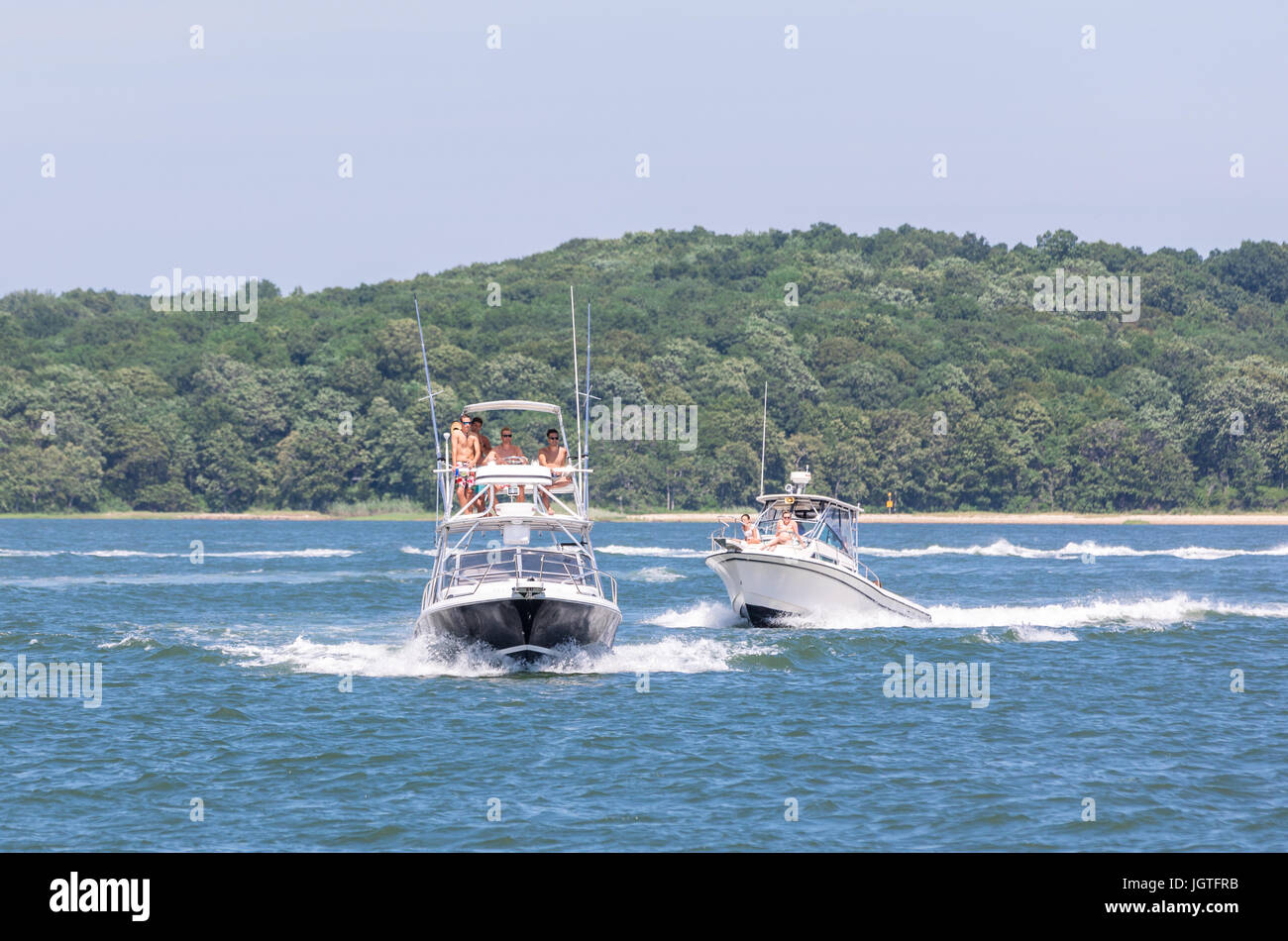 zwei Motorboote im Gange von Shelter Island, ny Stockfoto
