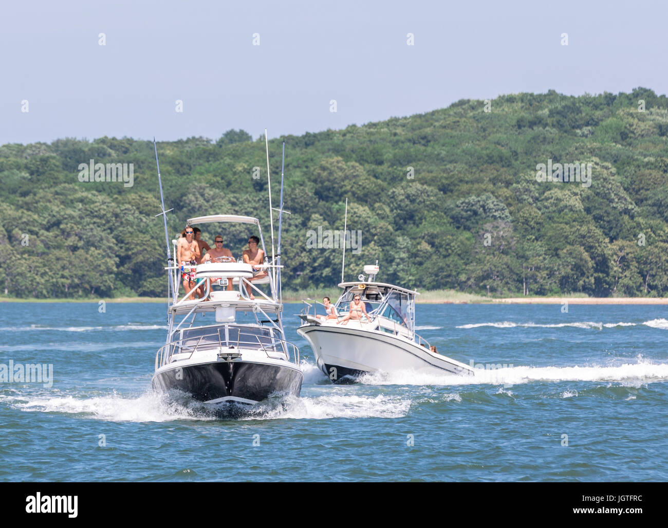 zwei Motorboote im Gange von Shelter Island, ny Stockfoto