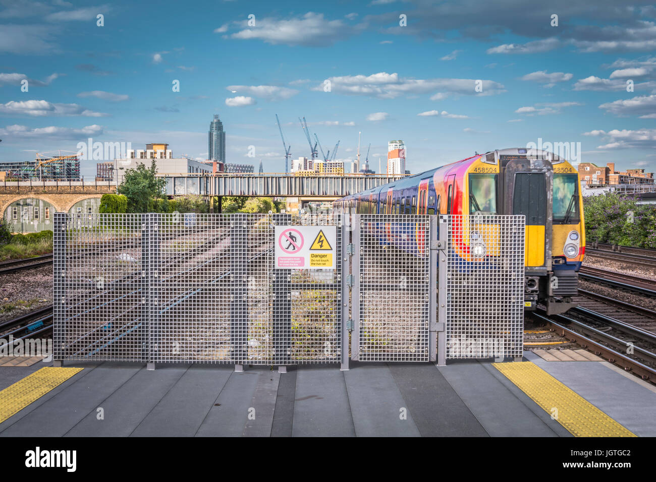 Eine Süd-West-Bahn ziehen in Battersea Station, London, England, UK Stockfoto