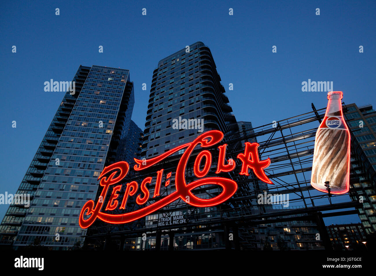 Pepsi cola leuchtreklame long island city -Fotos und -Bildmaterial in hoher  Auflösung – Alamy