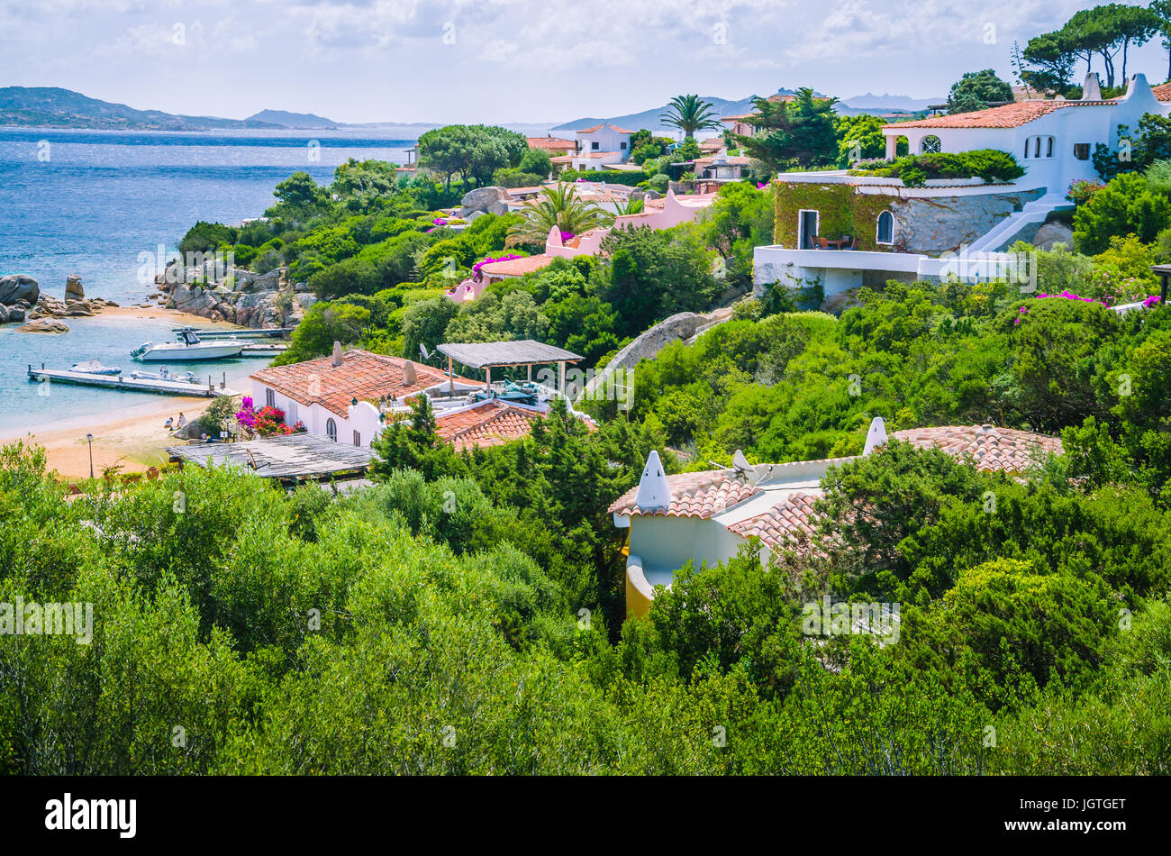 Schönen Küstenabschnitten mit weißen Häusern und Ziegeldächer von Porto Rafael, Palau, Sardinien, Italien Stockfoto