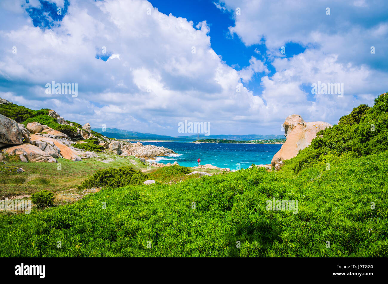 Küstenabschnitten mit Wolkengebilde und Granit Felsen und azurblaues Wasser in der Nähe von Porto Pollo, Sardinien, Italien Stockfoto