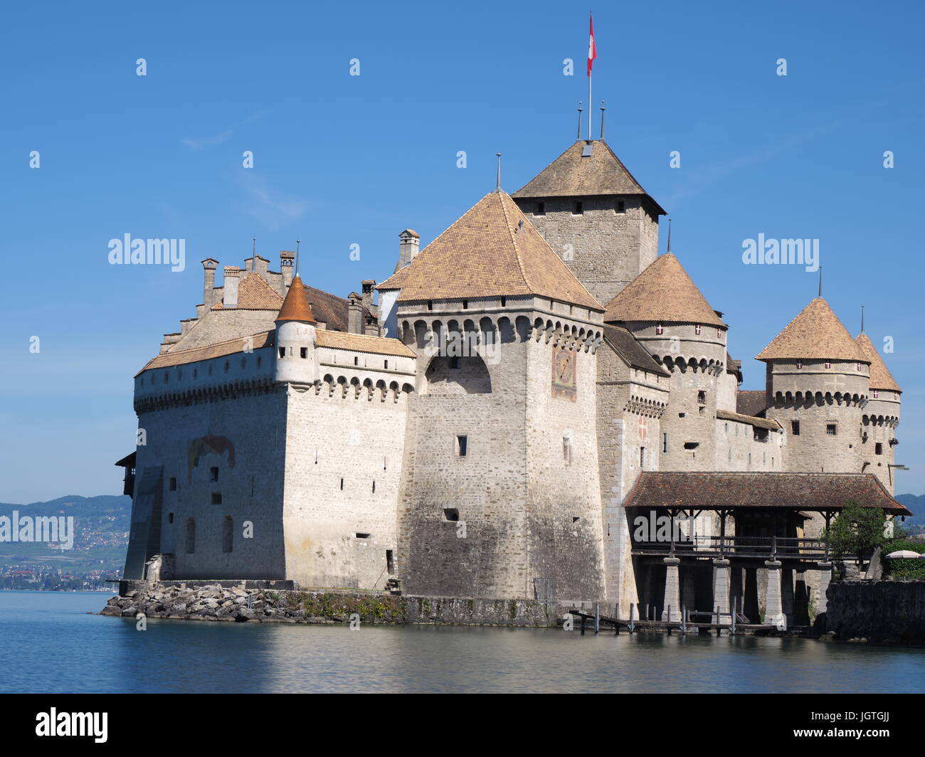 Schöne Aussicht auf die berühmten mittelalterlichen Chateau de Chillon am Genfer See in der Schweiz im Kanton Waadt mit Panorama-Landschaft der Bergsee Lac Leman Stockfoto