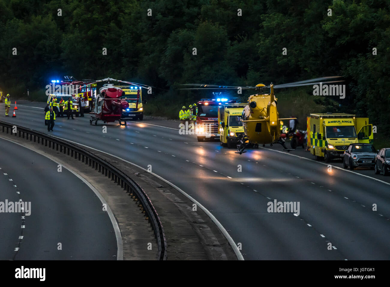 Der Unfall schloss die M11 in der Nähe von Bishops Stortford, Harlow, Essex. Drei Menschen ins Krankenhaus gebracht. Zwei Rettungswagen waren dabei. Mann wegen Alkohol am Steuer angeklagt Stockfoto