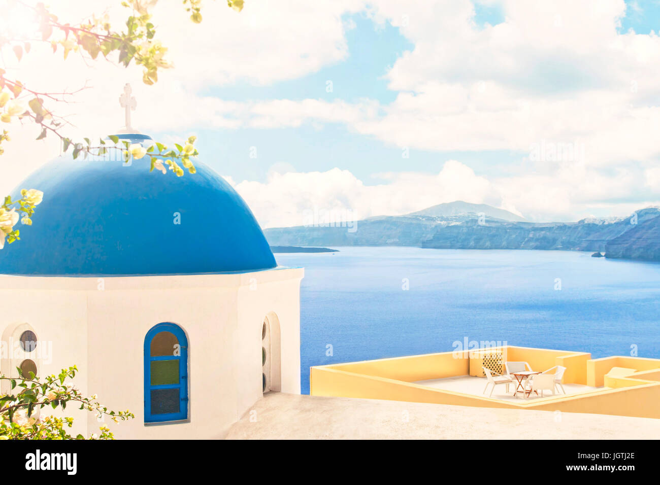 Blick auf orthodoxe Kirche blaue Kuppel und Tag der offenen Tür Terrasse mit Blumen im Vordergrund und Berge mit Meer im Hintergrund an sonnigen Sommertag mit Sonne Stockfoto