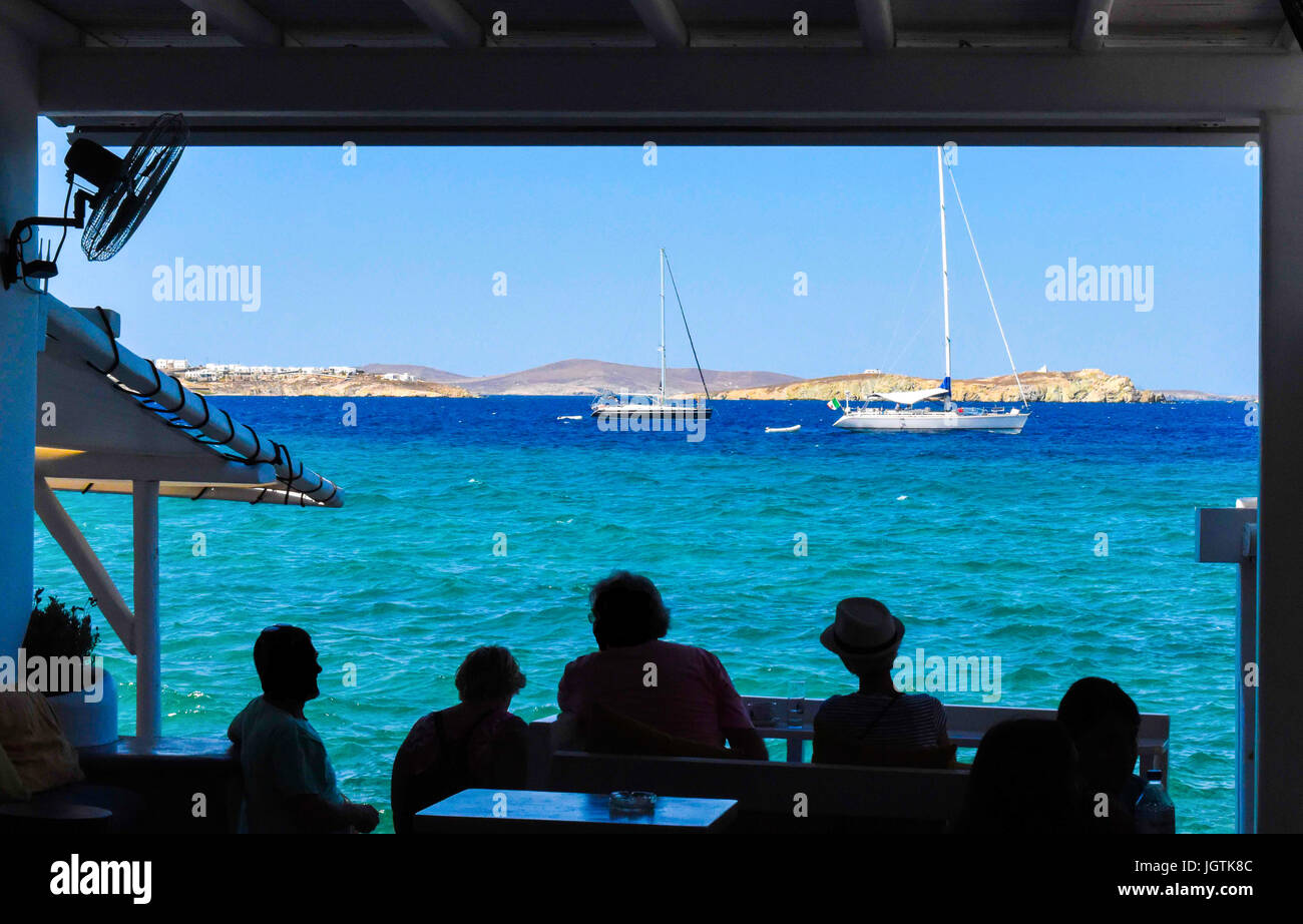 Blick auf Mykonos mit Booten, Kykladen, Griechenland Stockfoto