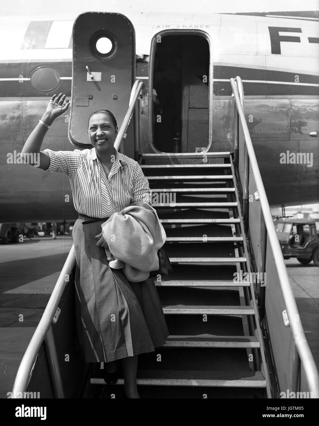 Josephine Baker, der "Liebling" von Paris Folies Bargere, am Flughafen London. Stockfoto