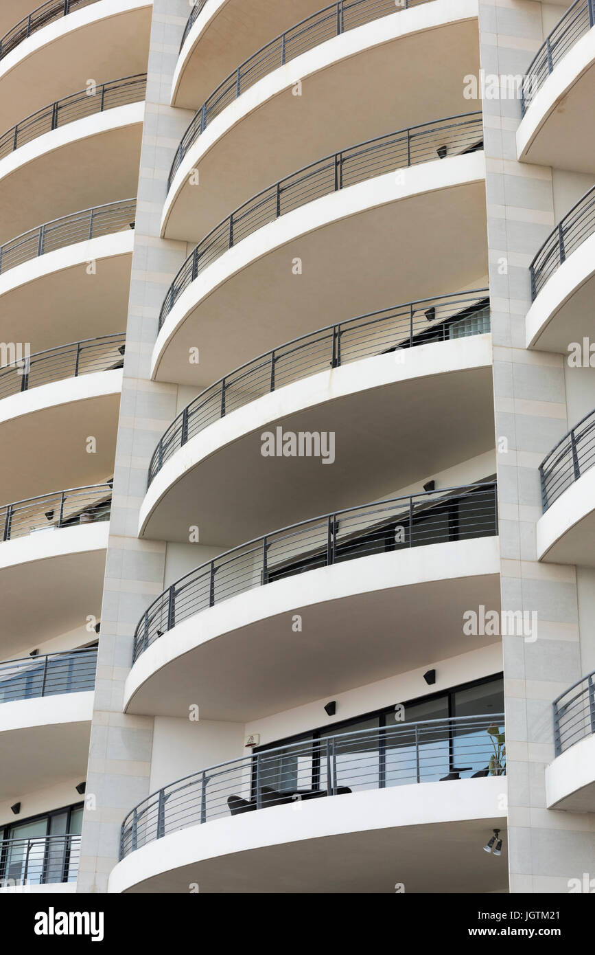 Ein abstraktes Muster der konkreten Balkone auf ein Wohnhaus in St. Julians Bay Malta - moderne Architektur Stockfoto