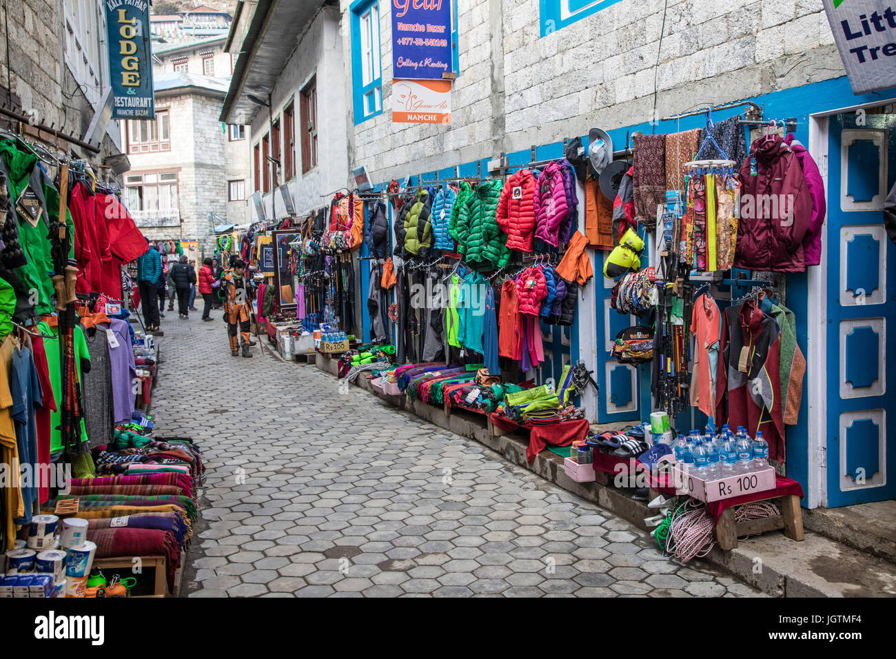 Klettern, trekking und outdoor Ausrüstung enthalten in irgend etwas müssen Sie in Namche Bazar auf dem Weg zum Mt. Everest, Nepal zu vermarkten. Stockfoto