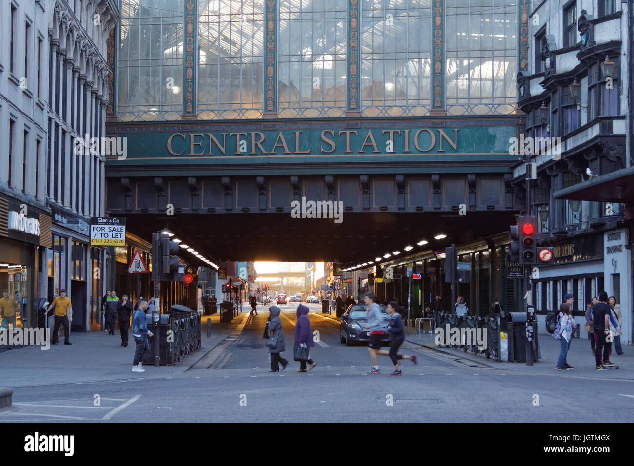 Hielanman's Highlander Regenschirm Eisenbahnbrücke von Glasgow Central Station, Argyle Street am stärksten verschmutzten Stelle in Glasgow mit angrenzendem Hope Street Stockfoto