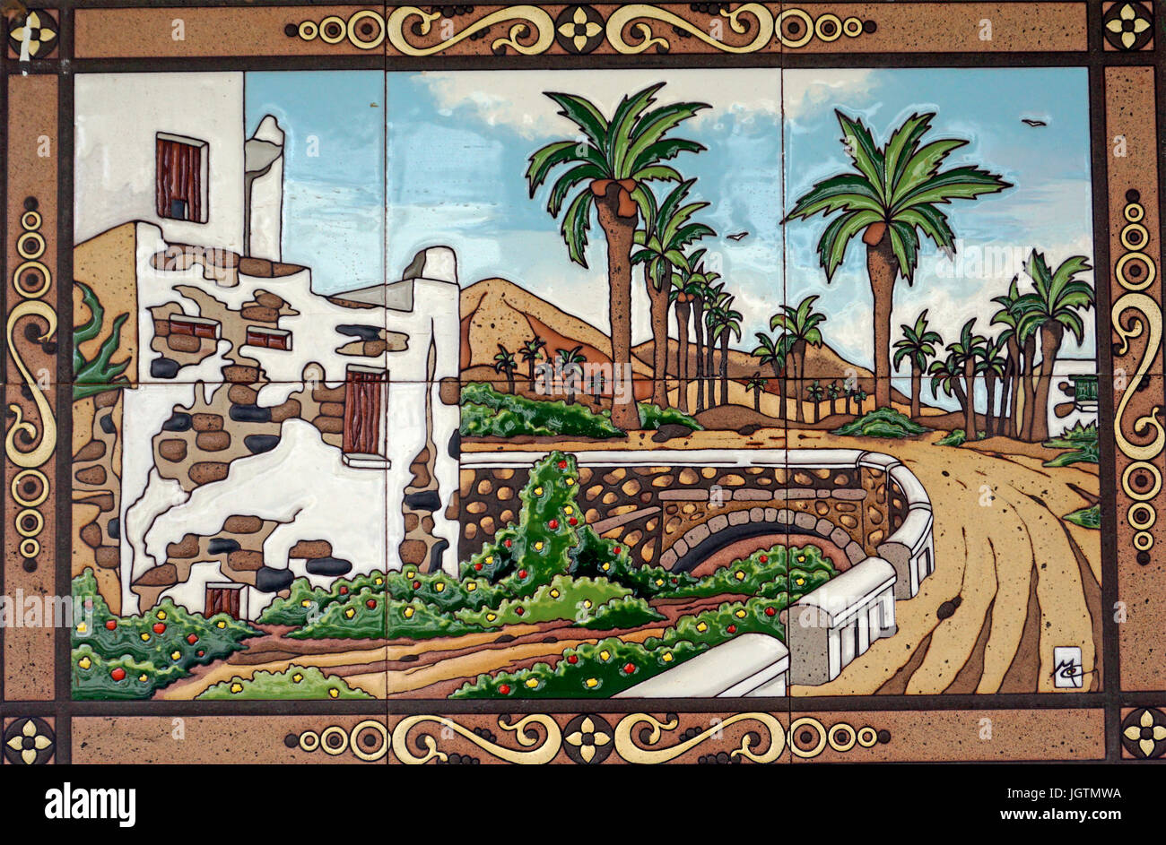 Fliese Bild zeigt einen typischen kanarischen Haus und Palmen, Insel Lanzarote, Kanarische Inseln, Spanien, Europa Stockfoto