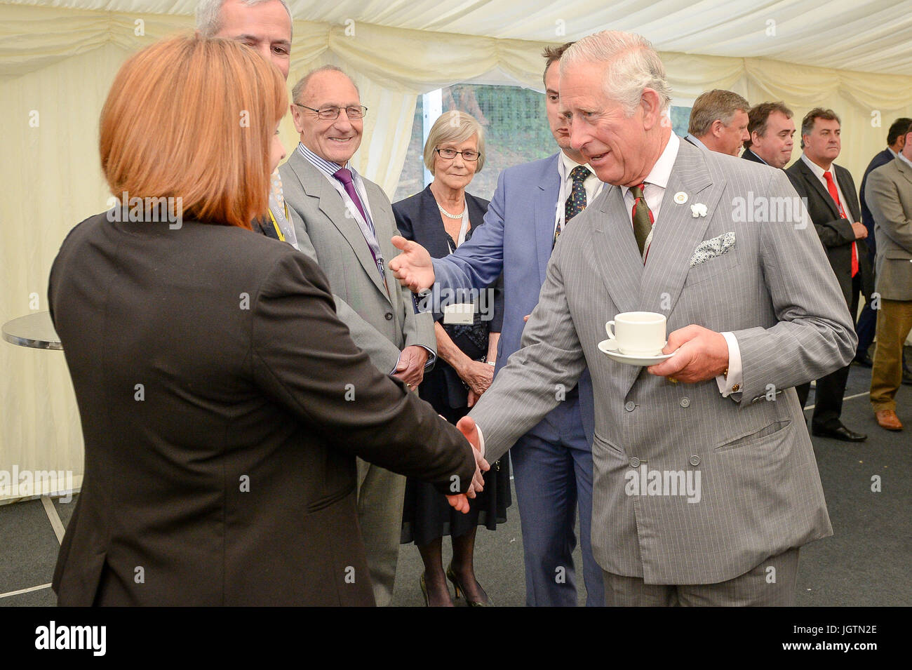 Der Prinz von Wales hat eine Tasse Tee, da er mit Gesellschafter plaudert nach der offiziell Eröffnung Volac International neue Biomasse-Anlage in Ciliau Aeron, die nachhaltige Holz-Brennstoff verwendet, um Energie zu produzieren, vor der Teilnahme an einem Empfang mit Mitarbeitern und Stakeholdern in Dyffryn Aeron Tal, Felinfach. Stockfoto