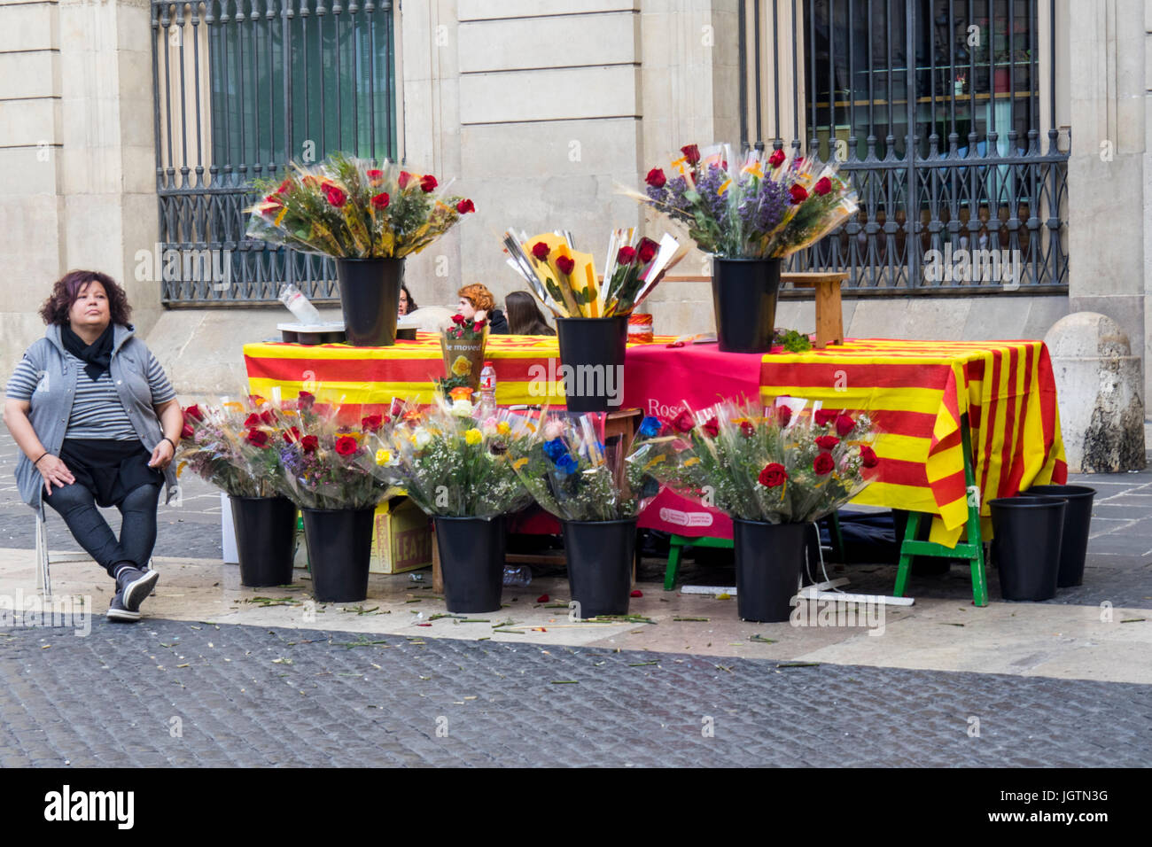 Eine Frau Verkaufen rote Rosen auf Sant Jordi Tag, Barcelona, Spanien. Stockfoto