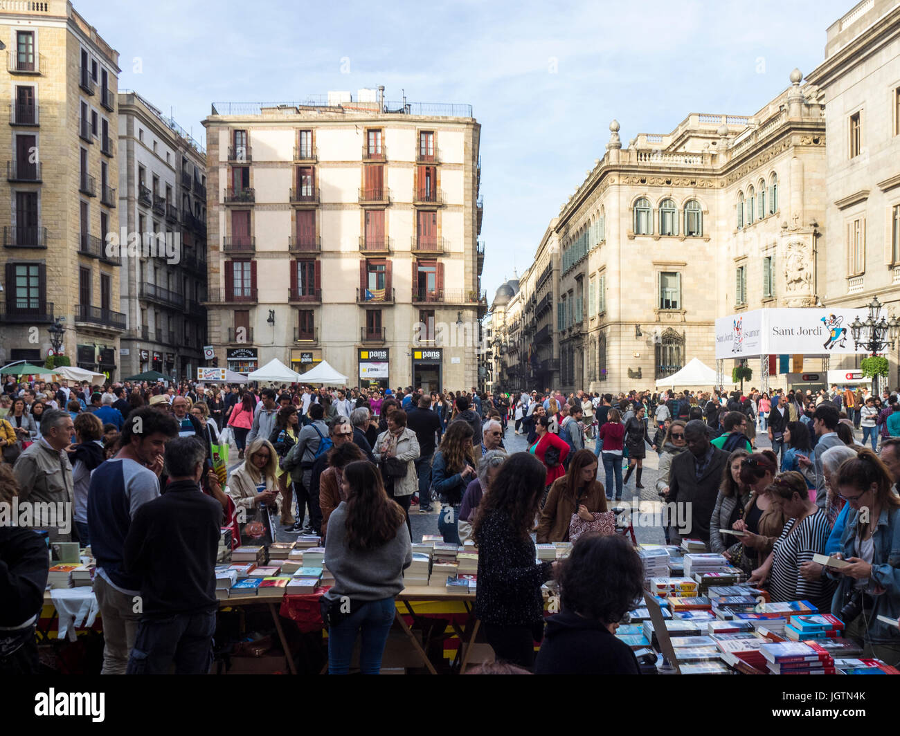 Einen Bücherstand in Plaça Sant Jaume auf Sant Jordi Tag, Barcelona, Spanien. Stockfoto