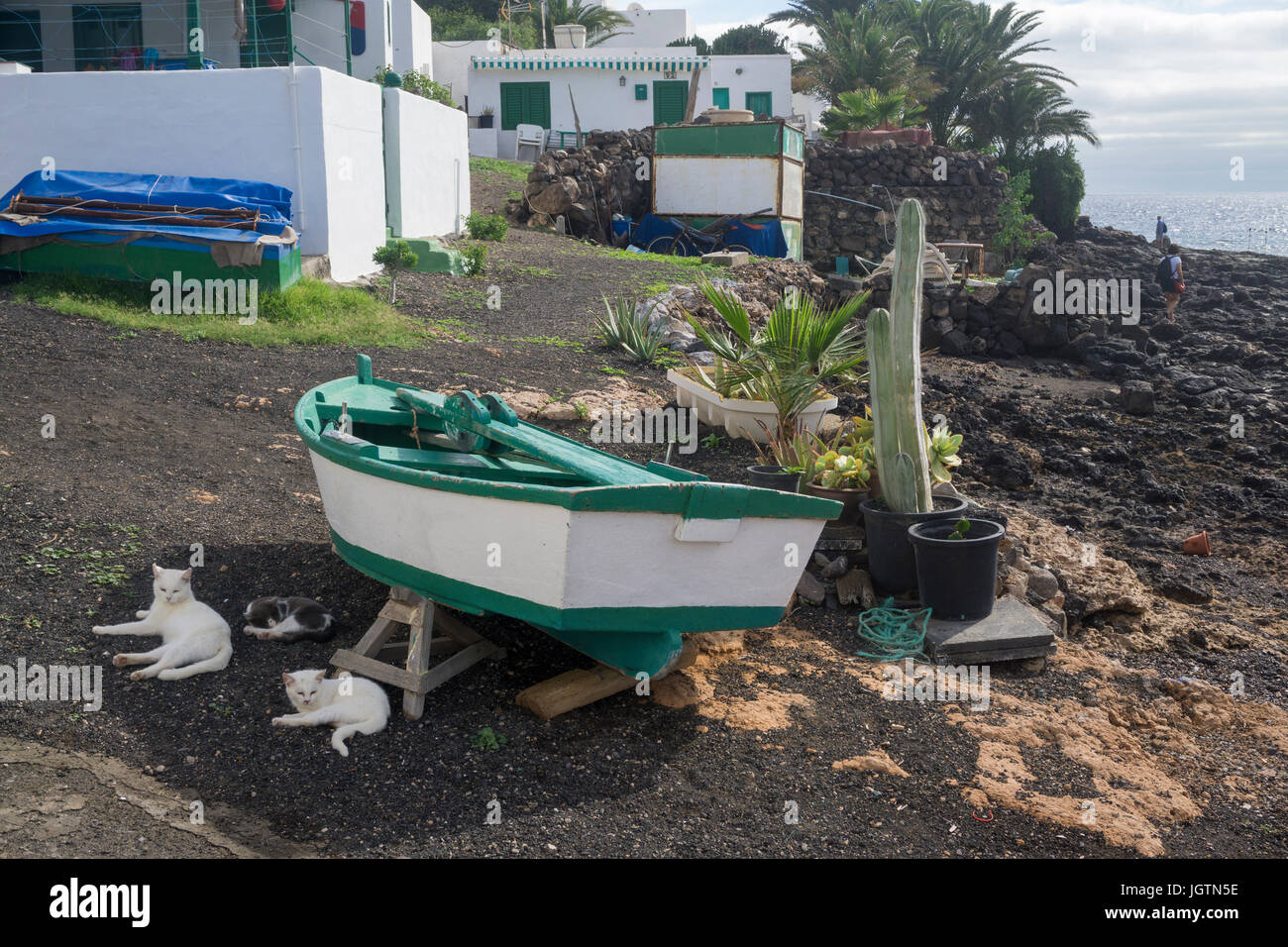 Fischerboote am Strand des Fischerdorfes Playa Quemada, Insel Lanzarote, Kanarische Inseln, Spanien, Europa Stockfoto