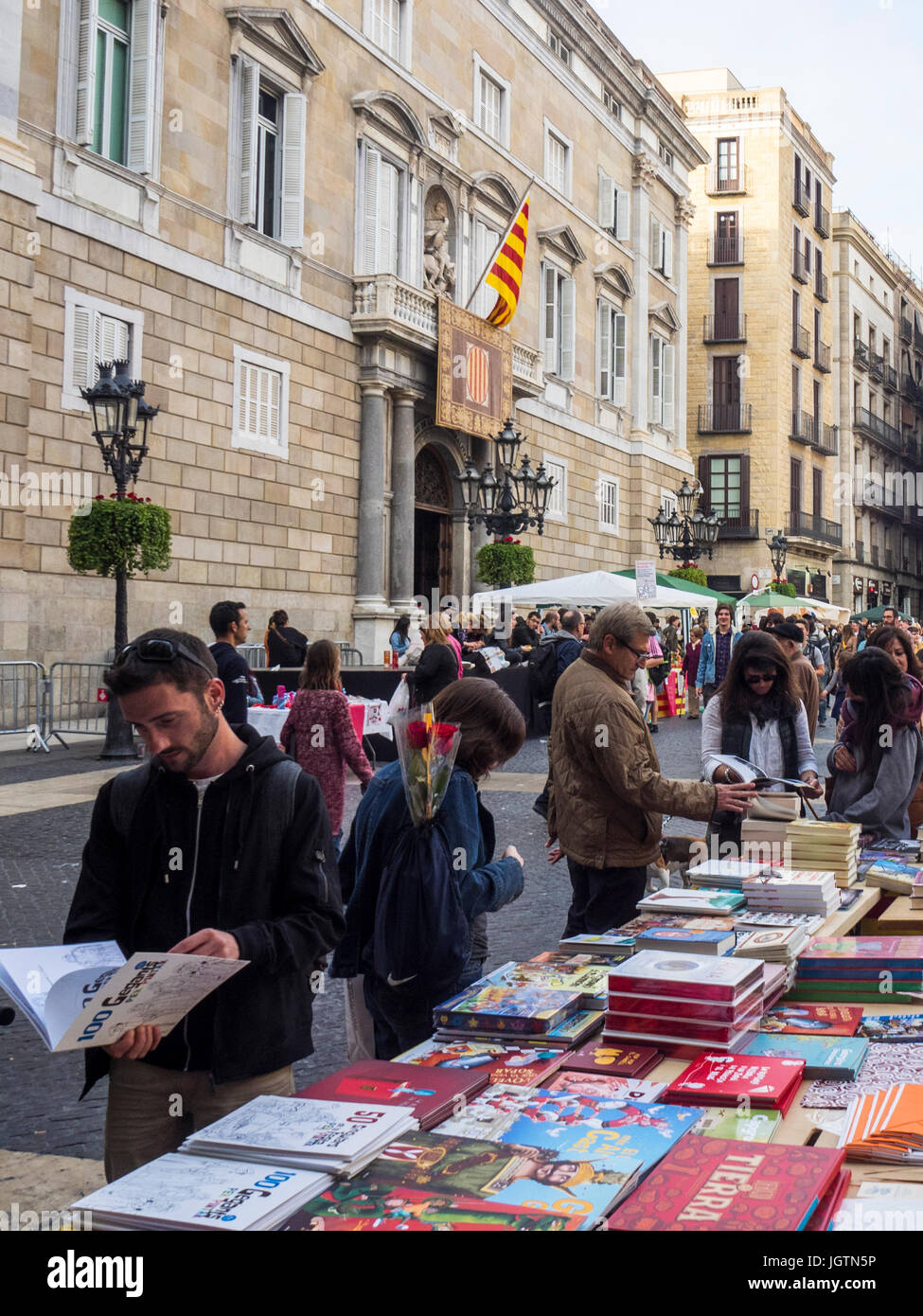 Einen Bücherstand in Plaça Sant Jaume auf Sant Jordi Tag, Barcelona, Spanien. Stockfoto