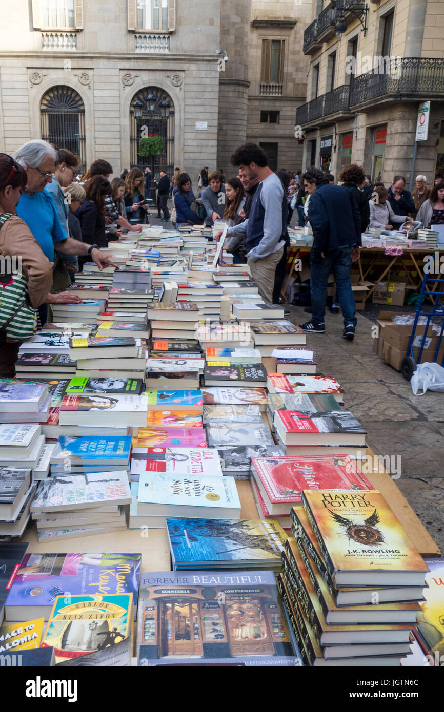 Einen Bücherstand in Plaça Sant Jaume auf Sant Jordi Tag, Barcelona, Spanien. Stockfoto