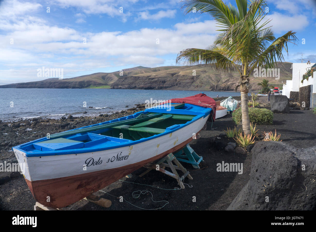 Fischerboote am Strand des Fischerdorfes Playa Quemada, Insel Lanzarote, Kanarische Inseln, Spanien, Europa Stockfoto