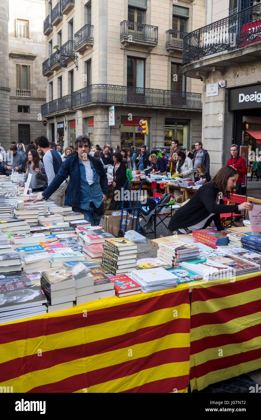 Einen Bücherstand in Plaça Sant Jaume auf Sant Jordi Tag, Barcelona, Spanien. Stockfoto