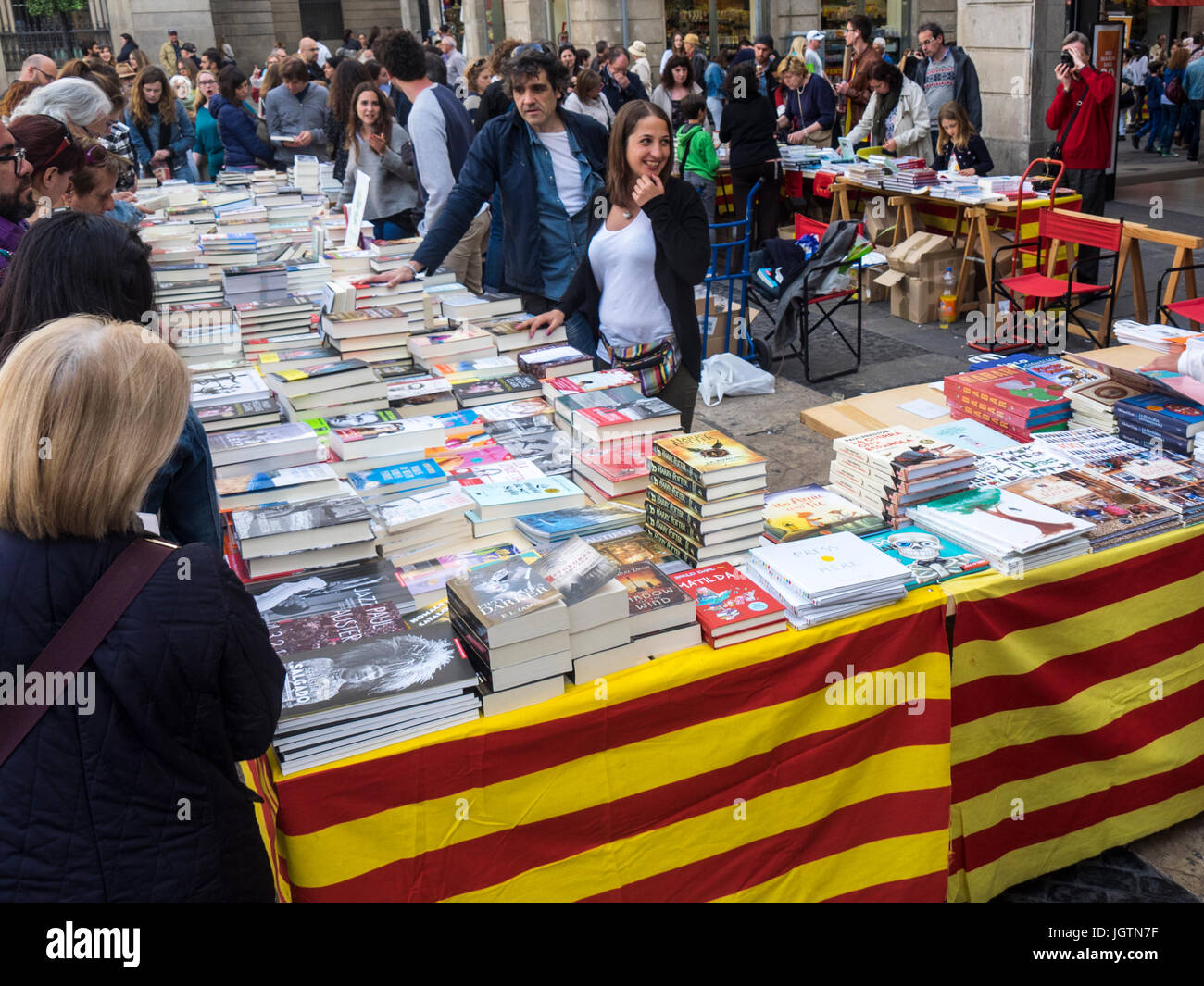 Einen Bücherstand in Plaça Sant Jaume auf Sant Jordi Tag, Barcelona, Spanien. Stockfoto