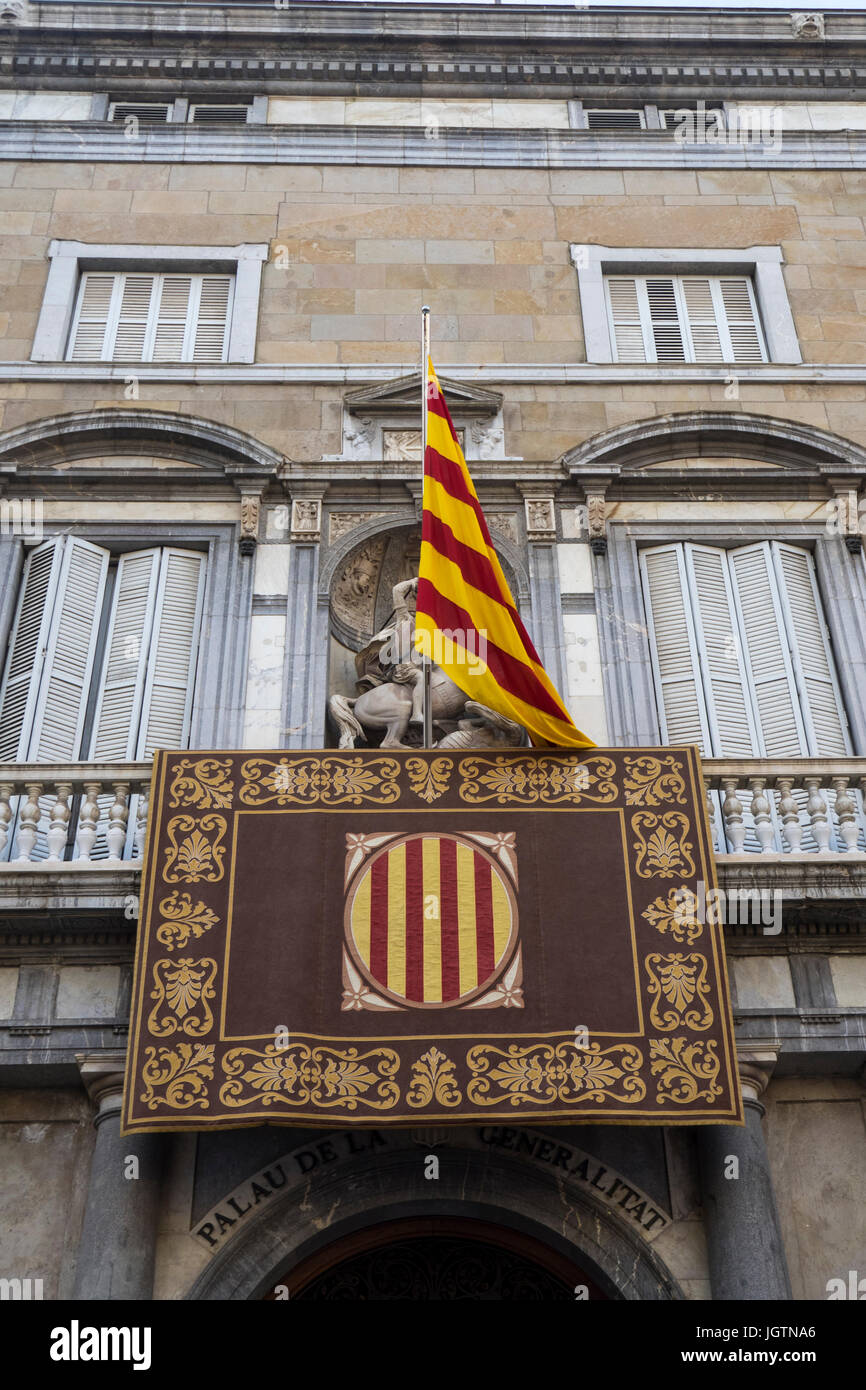 Flagge von Katalonien über dem Eingang zum Eingang des Palau de la Generalitat de Catalunya, Barcelona, Spanien. Stockfoto