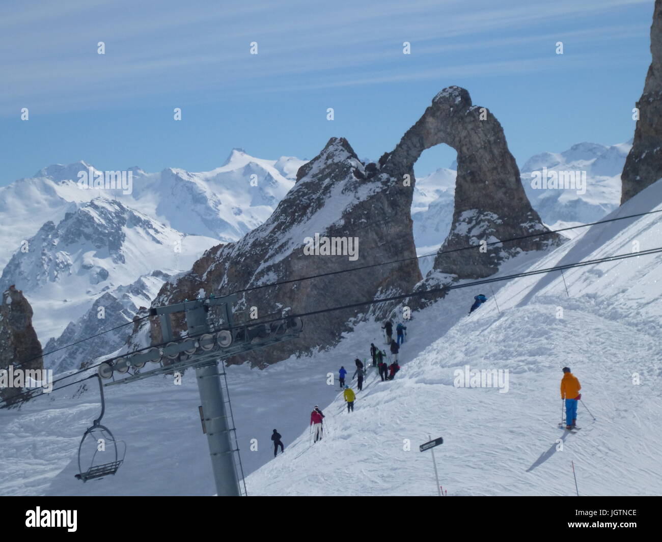 Val d ' Isere, Frankreich - 15. März 2016: eine seltsame Felsvorsprung geformt wie ein Nadelöhr Stockfoto