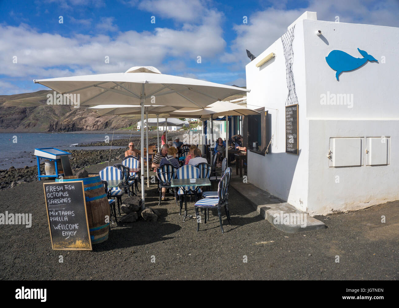 Fischrestaurant am Strand des Fischerdorfes Playa Quemada, Insel Lanzarote, Kanarische Inseln, Spanien, Europa Stockfoto