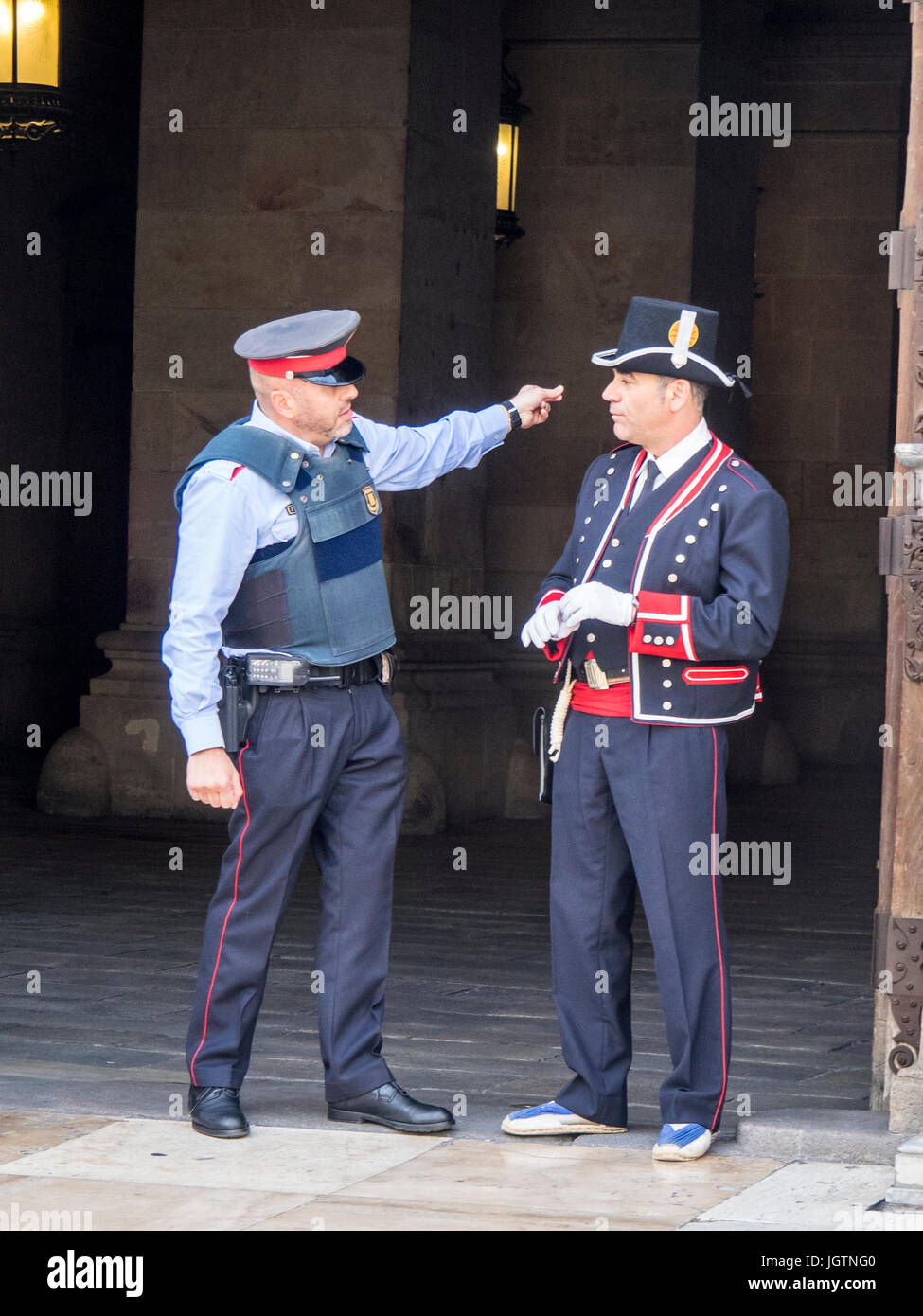 Zwei bewaffnete Wachen am Eingang des Palau de la Generalitat de Catalunya, Barcelona, Spanien. Stockfoto