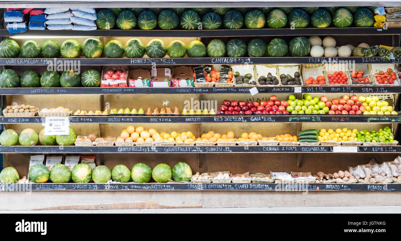 Reihen von frischem Obst und Gemüse in eine Ecke Markt laden in New