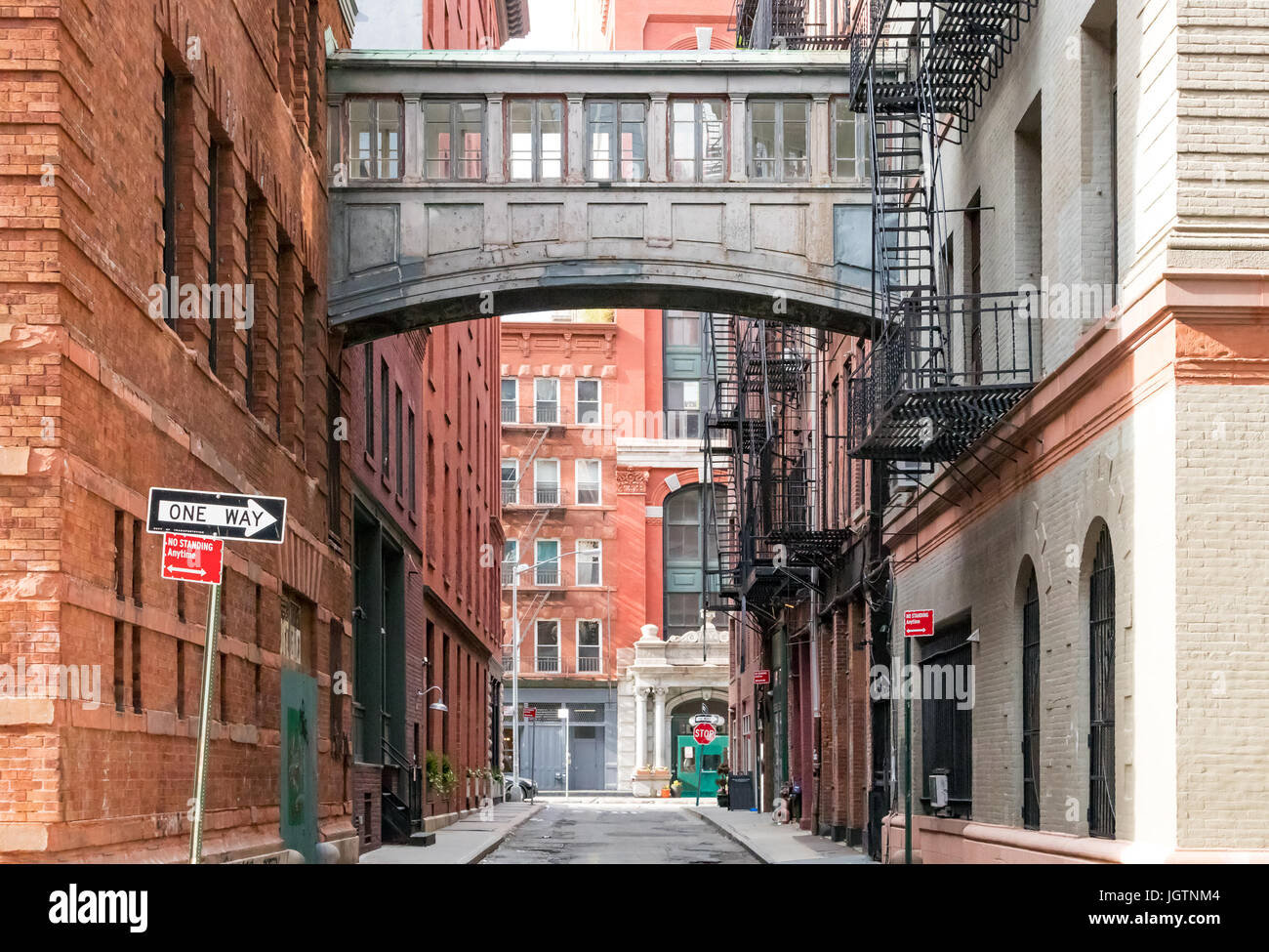Versteckte Gasse Szene auf Grundnahrungsmittel Street im historischen Tribeca Viertel von Manhattan, New York City NYC Stockfoto