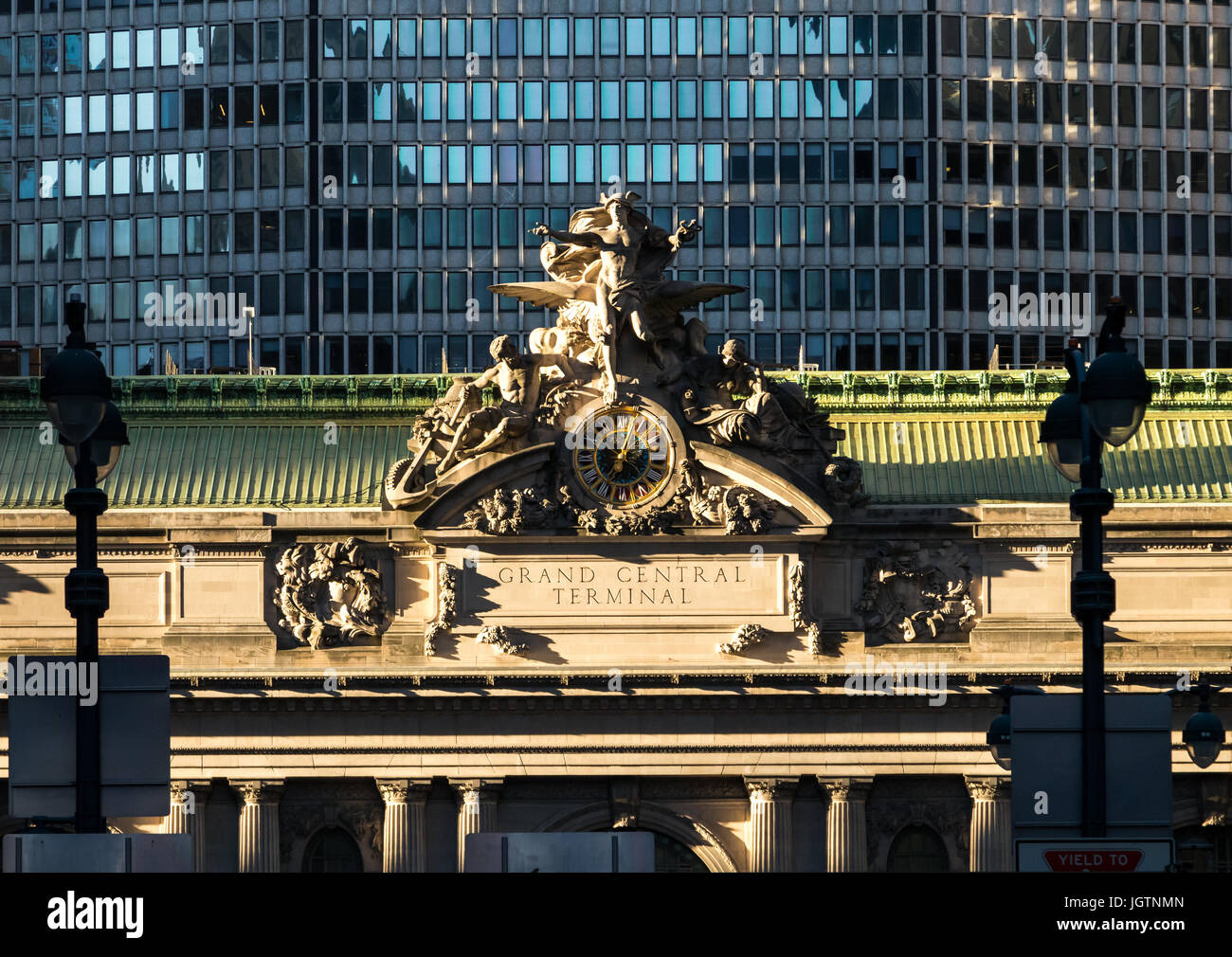 Fading Licht des Sonnenuntergangs glänzt auf der Vorderseite des Grand Central Station in New York City Stockfoto