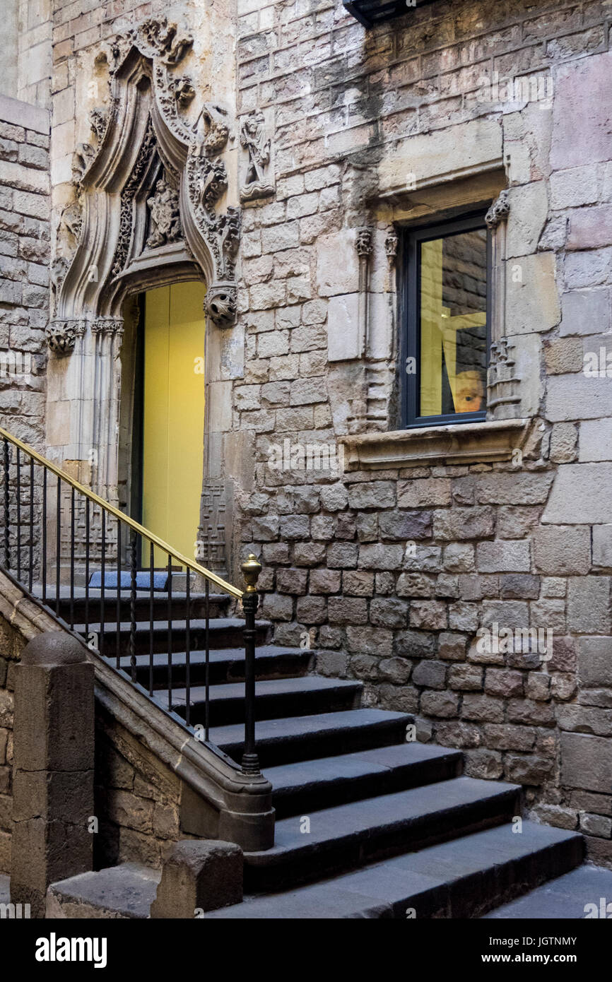 Ein mittelalterlicher Innenhof im Museu Picasso, Barcelona, Spanien. Stockfoto