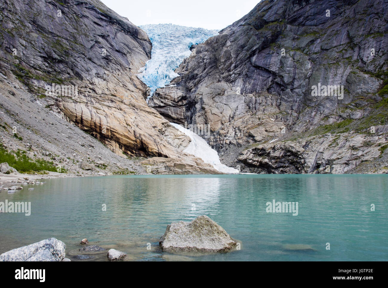 Briksdalsbreen oder Briksdal Gletscher ist ein Arm des Jostedalsbreen Gletscher oberhalb Briksdalsbrevatnet Gletschersee Nationalpark Jostedalsbreen Norwegens Stockfoto