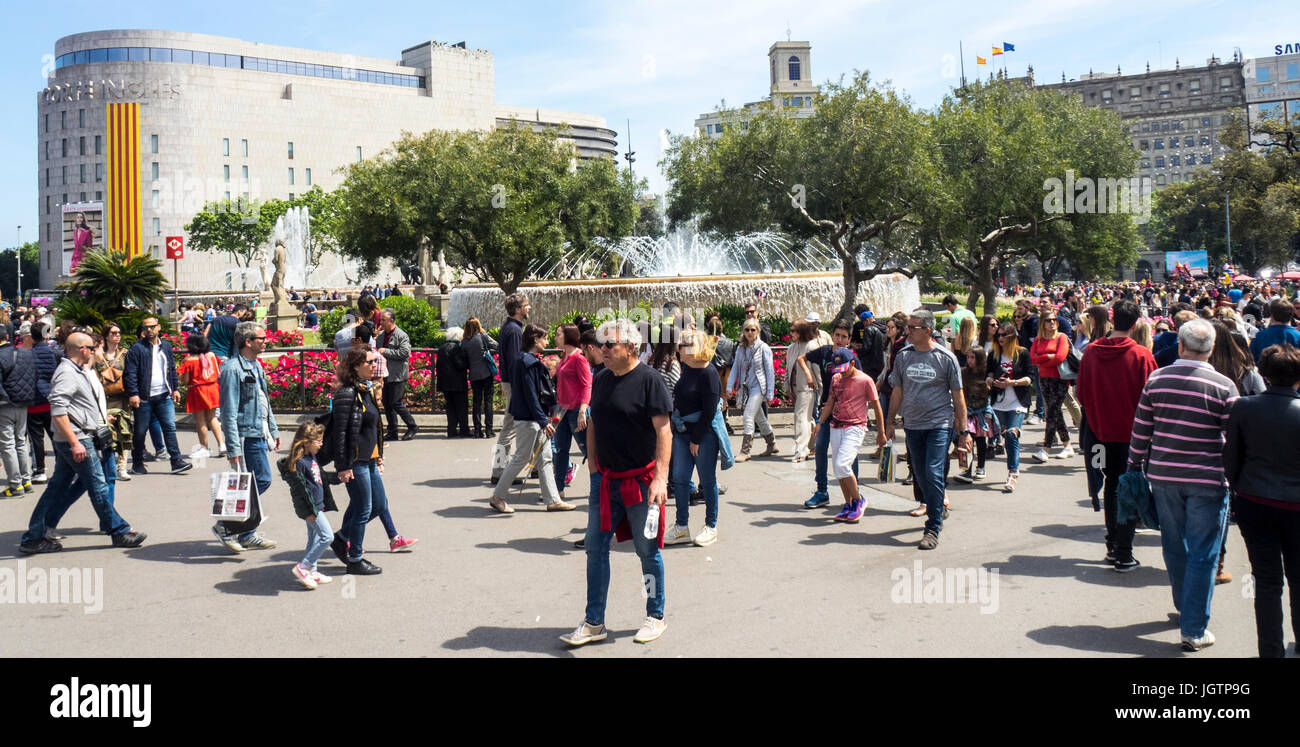 Massen von Menschen zu Fuß in der Placa de Catalunya auf Sant Jordi Tag, Barcelona, Spanien. Stockfoto