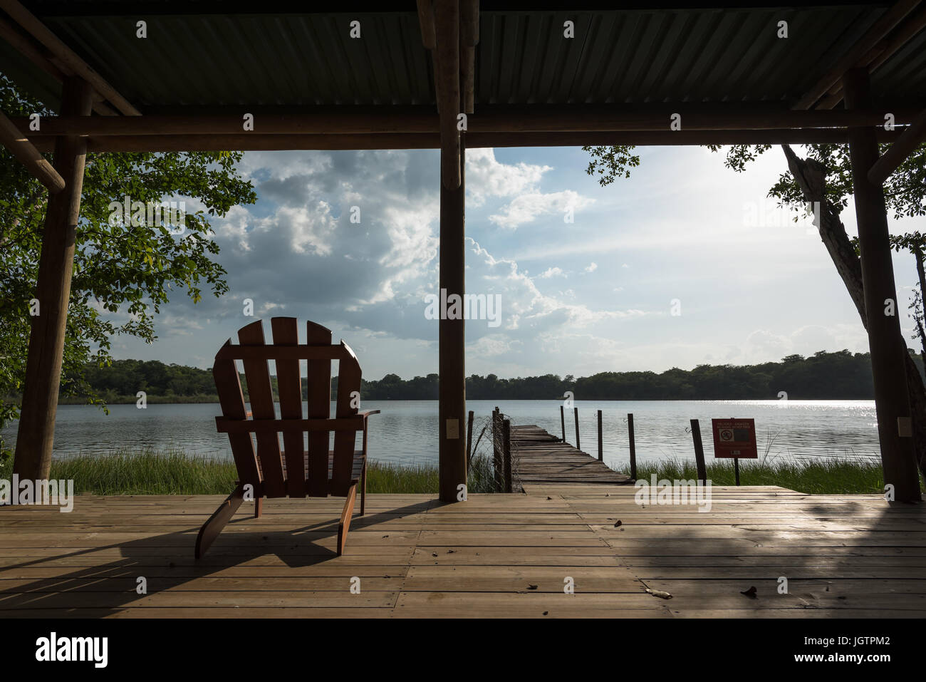 Blick vom einen Seeblick, Bootssteg Stühle, See-Guatemala Stockfoto