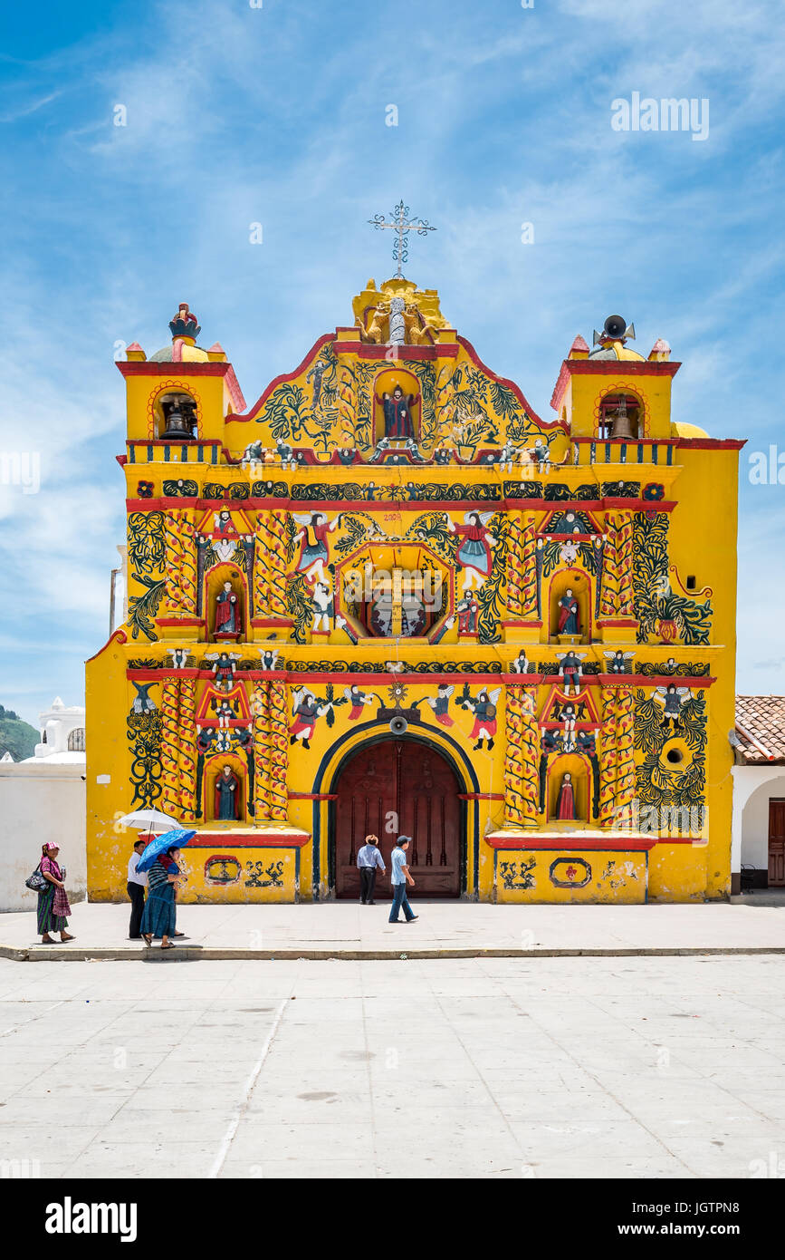 Ein kleines Dorf im westlichen Hochland von Guatemala, San Andrés Xecul ist Heimat einer bunt bemalten katholischen Kirche geschmückt mit einer faszinierenden Auswahl Stockfoto